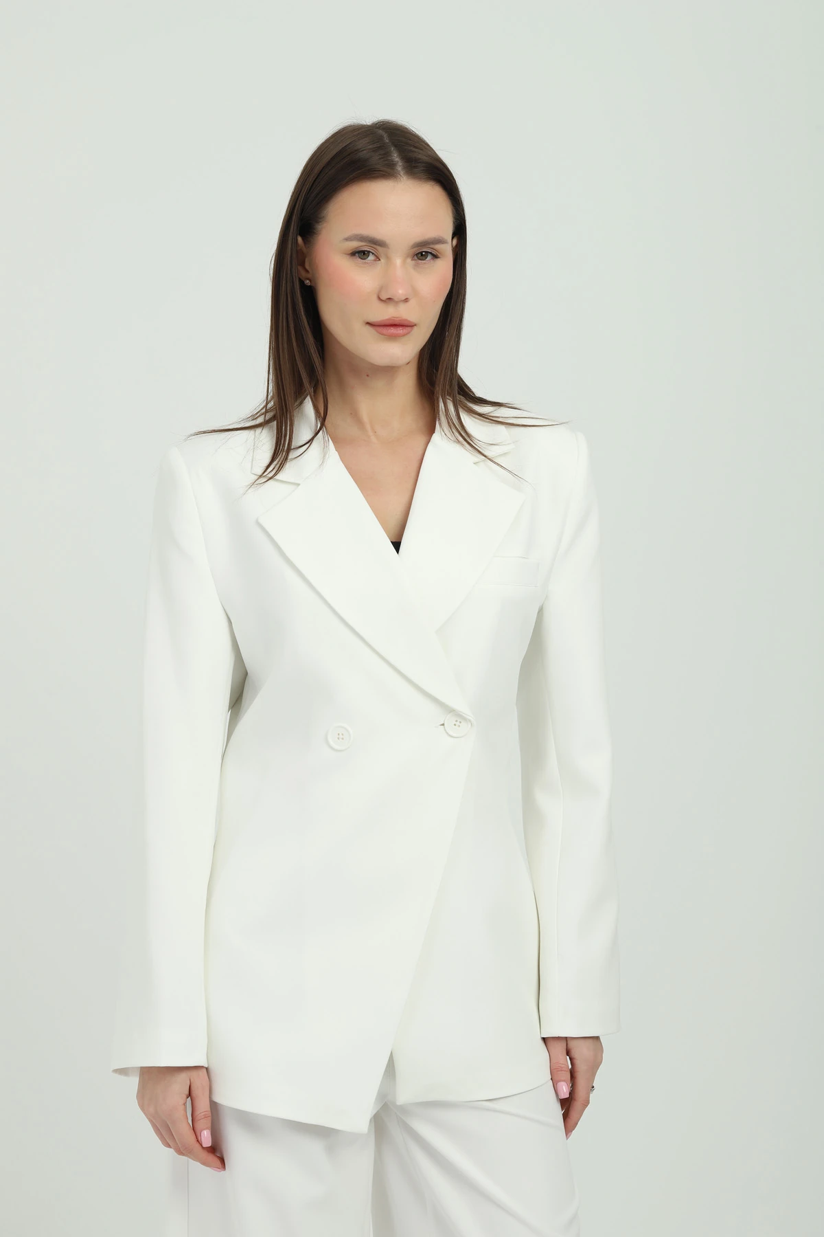 Zincir Aksesuarlı Beyaz Kruvaze Takım