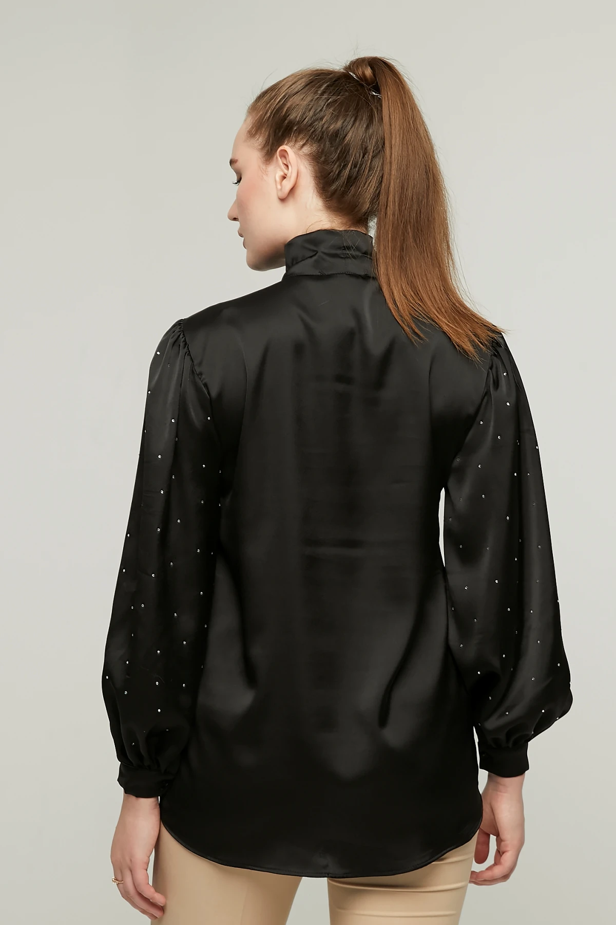 Kadın Fiyonklu Balon Kol Taşlı Saten Gömlek