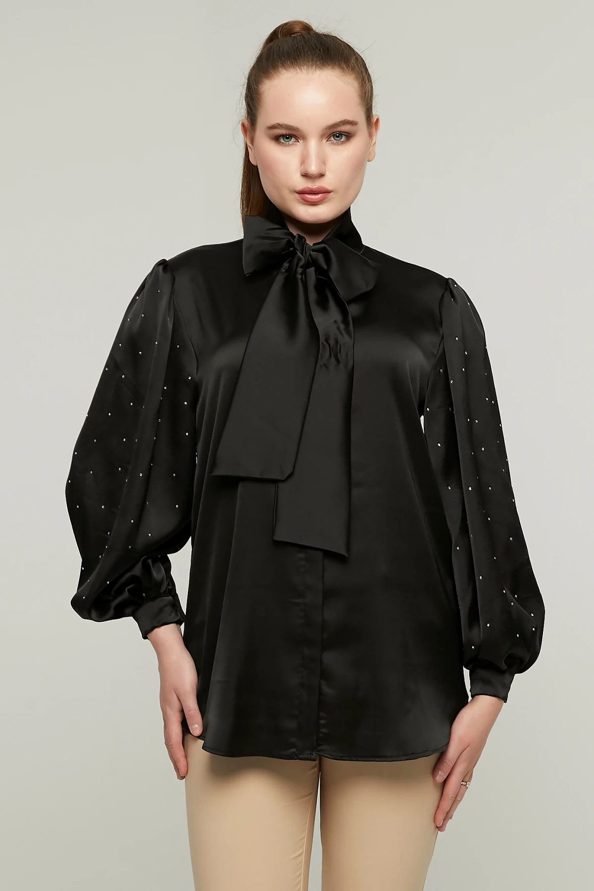 Kadın Fiyonklu Balon Kol Taşlı Saten Gömlek