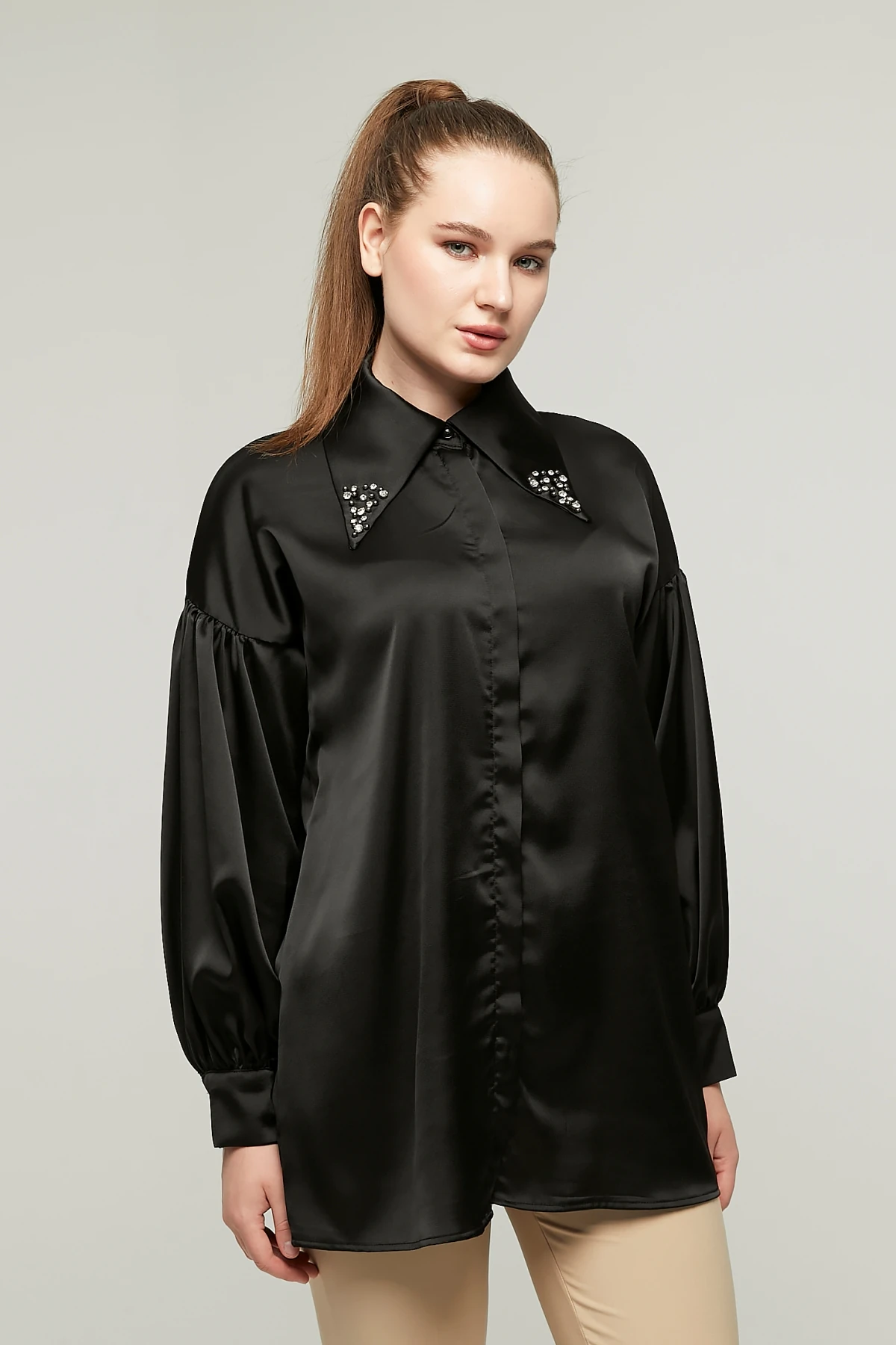 Kadın Yakası Taşlı Saten Gömlek