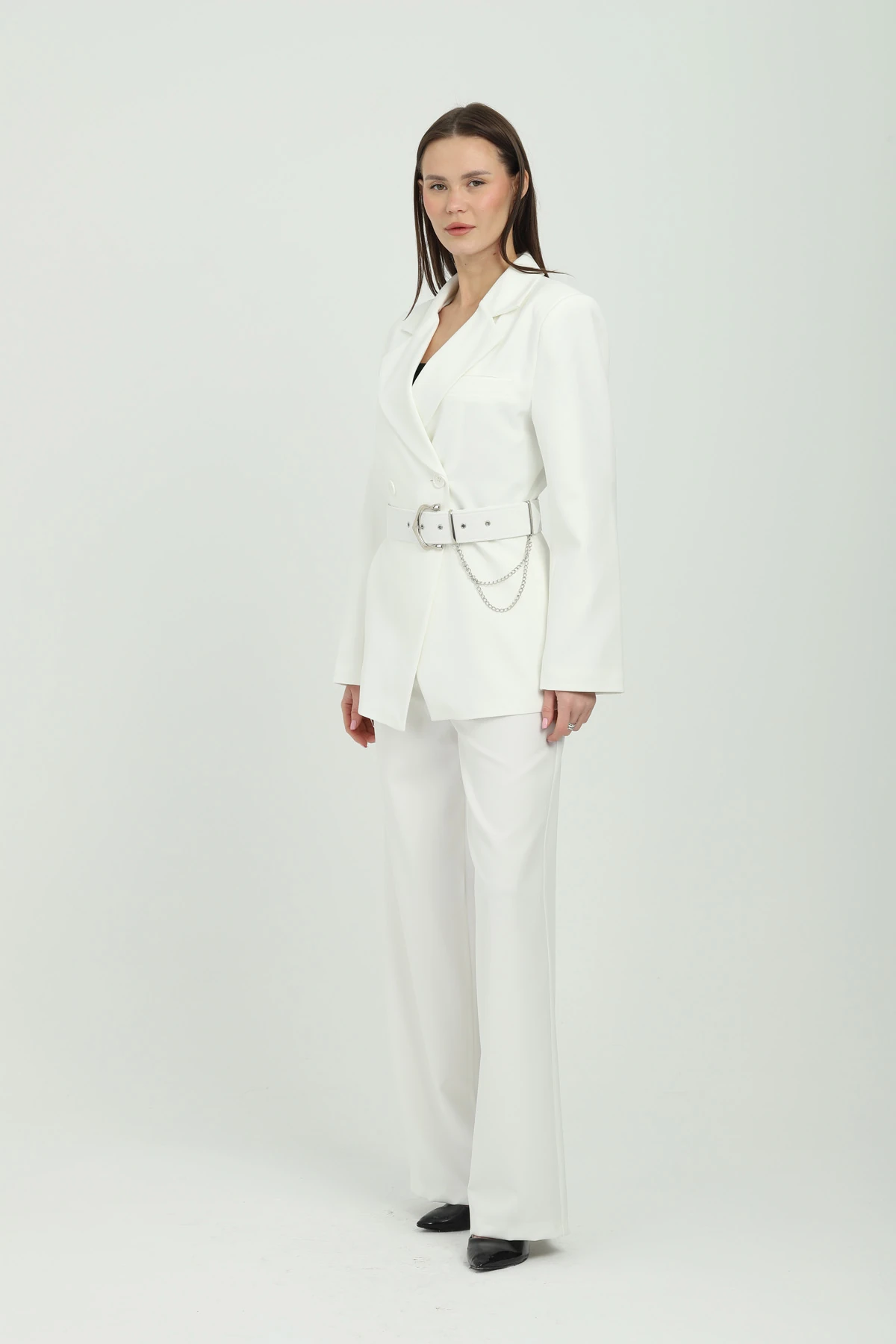 Zincir Aksesuarlı Beyaz Kruvaze Takım