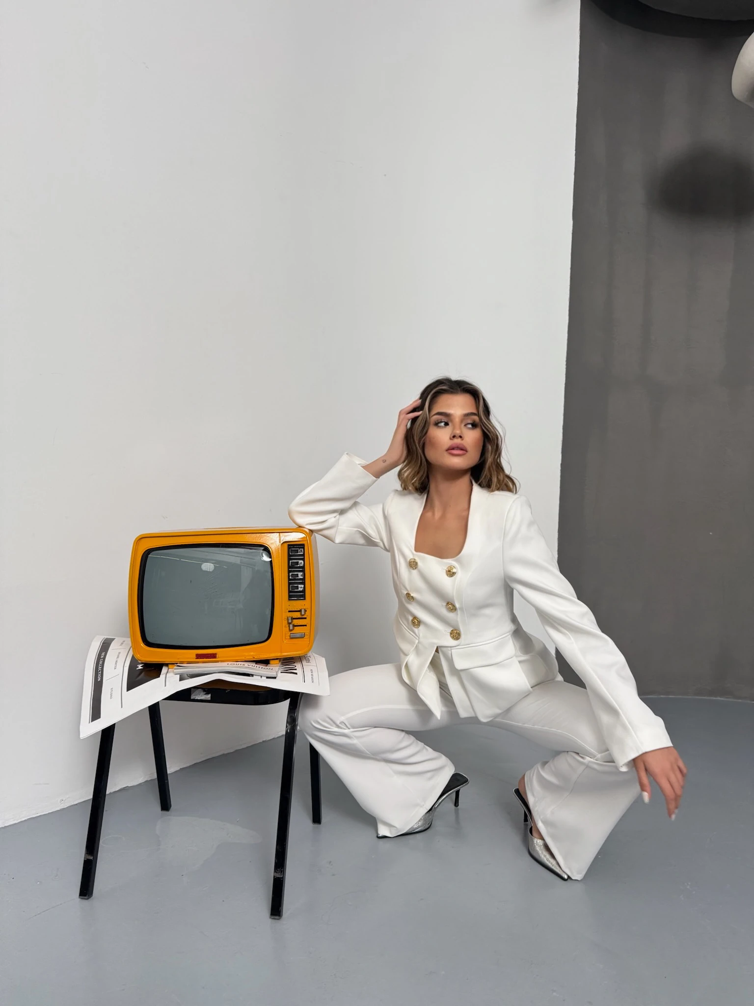 Gold Düğme Kare Yaka Beyaz Ceket