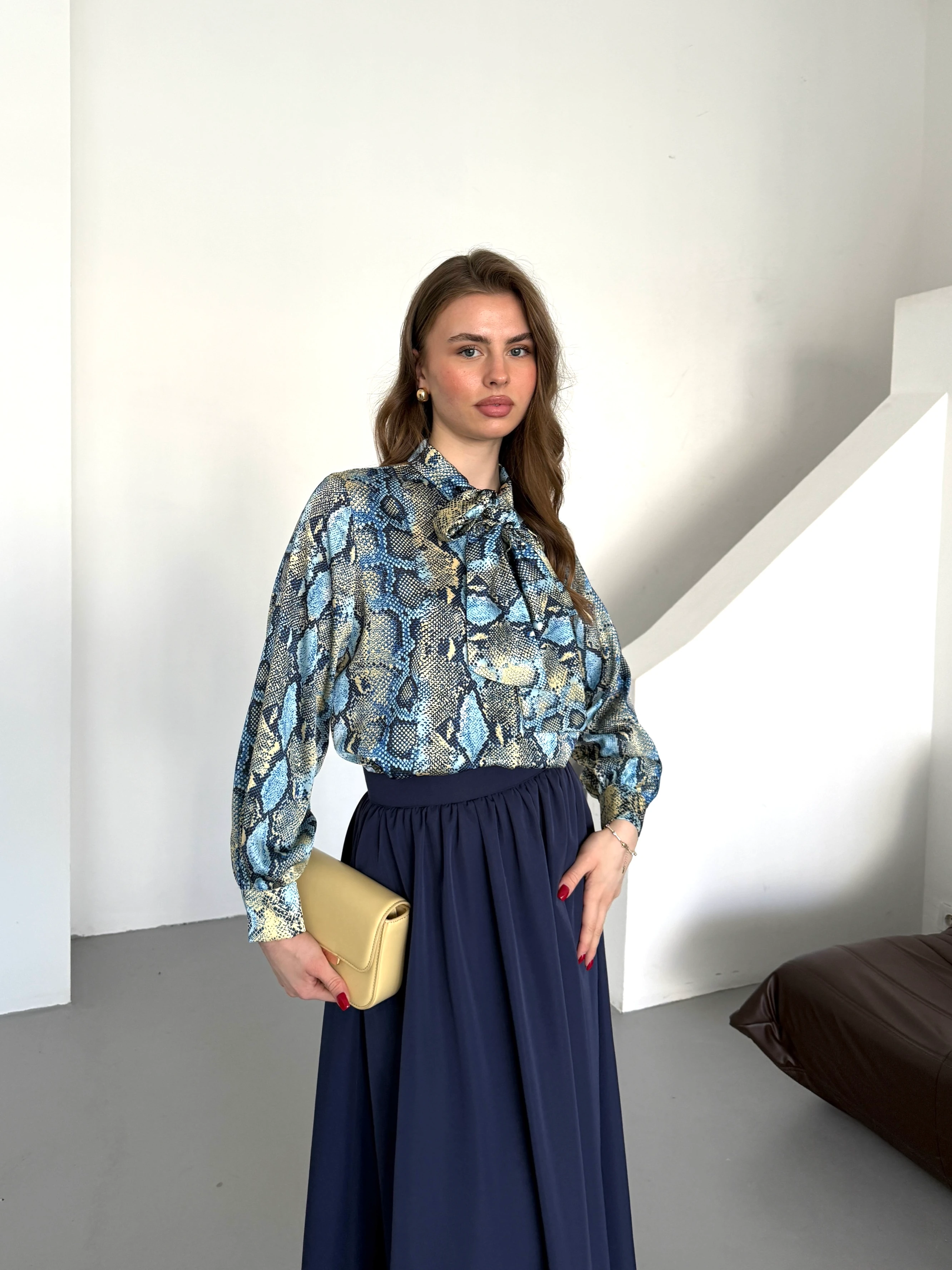 Kadın Fiyonklu Dijital Baskı Desenli Saten Gömlek - SARI