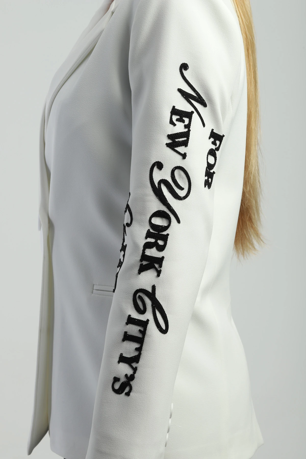 Çift Düğmeli Kruvaze Nakışlı Beyaz Kadın Ceket