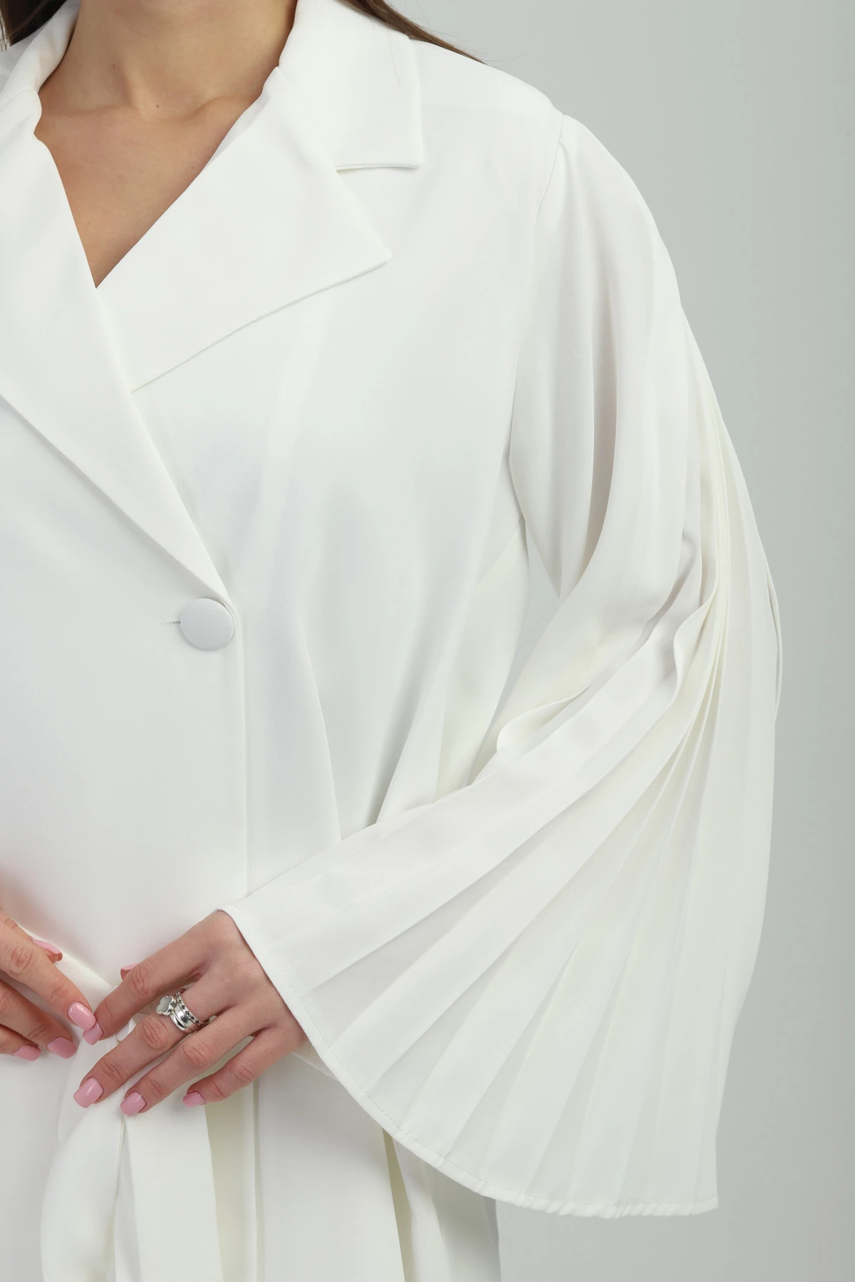 Kol Piliseli Bağlamalı Beyaz Kruvaze Ceket