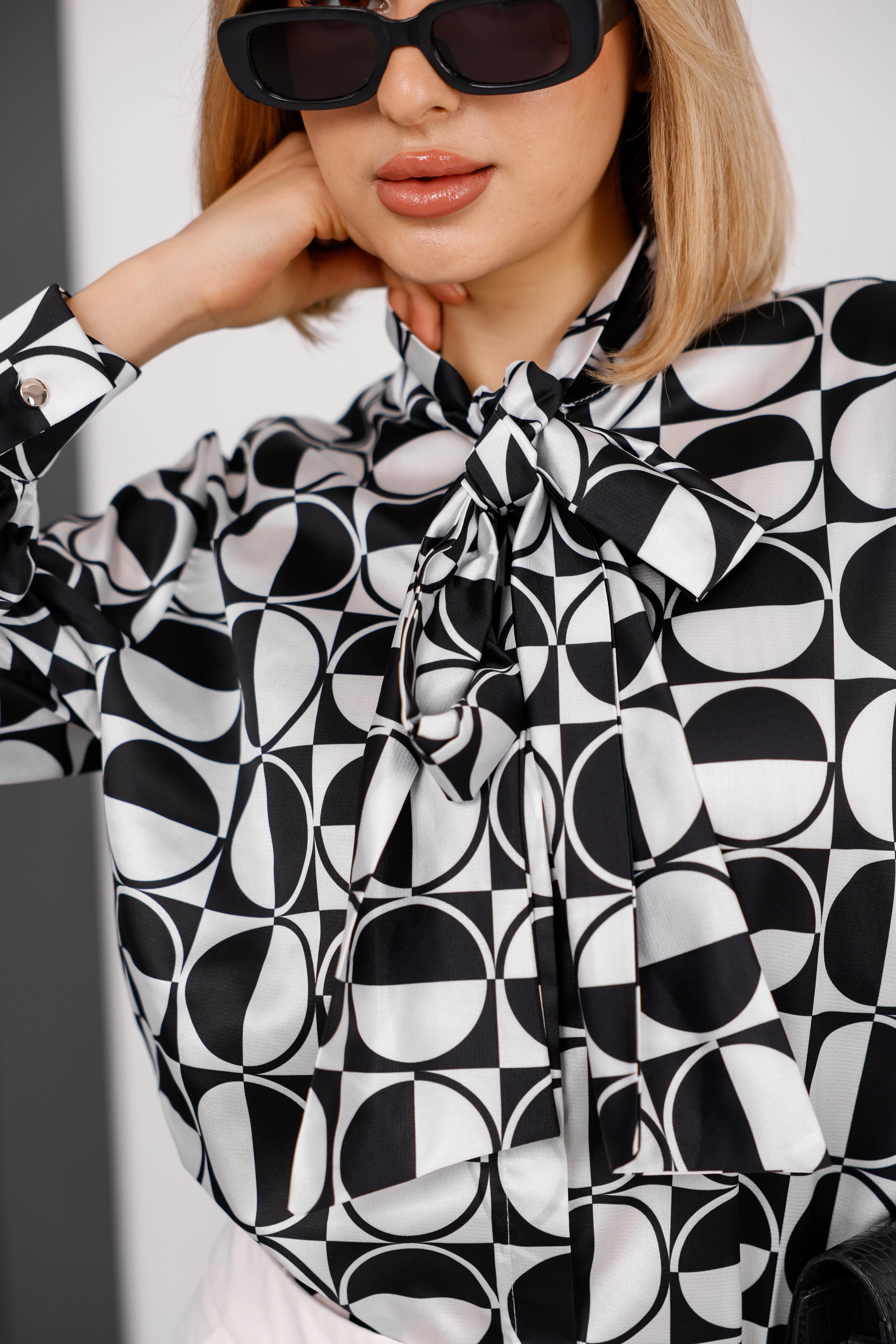 Kadın Fiyonklu Dijital Baskı Desenli Saten Gömlek