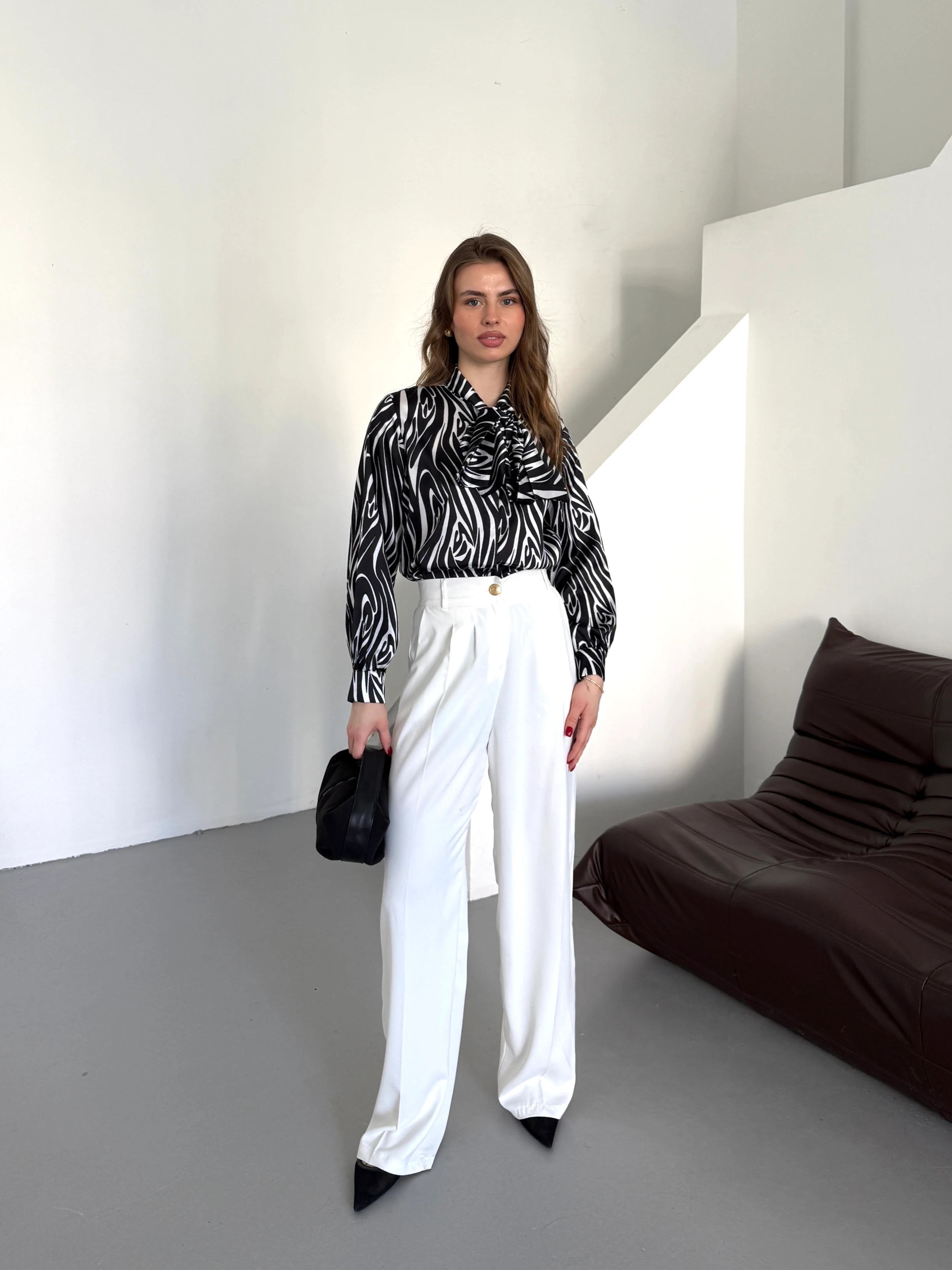 Kadın Fiyonklu Dijital Baskı Desenli Saten Gömlek - Siyah