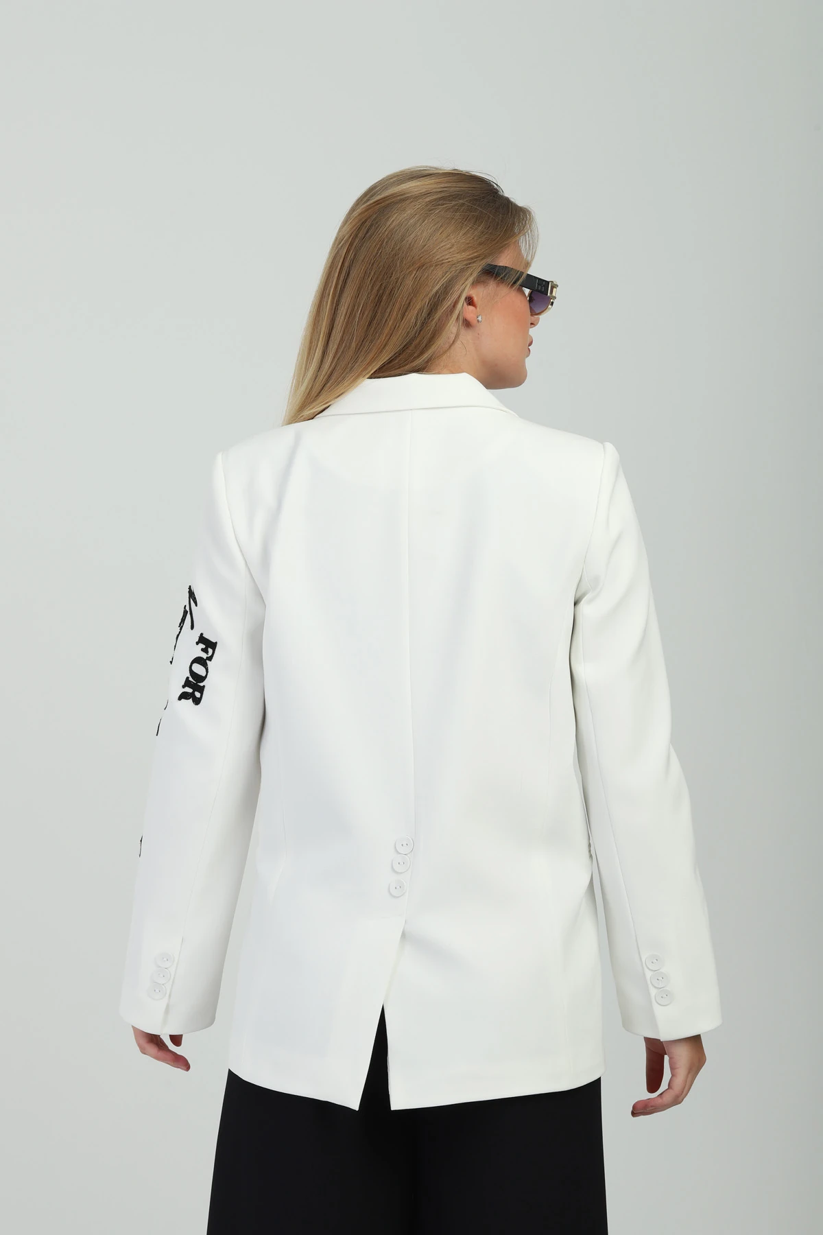 Çift Düğmeli Kruvaze Nakışlı Beyaz Kadın Ceket