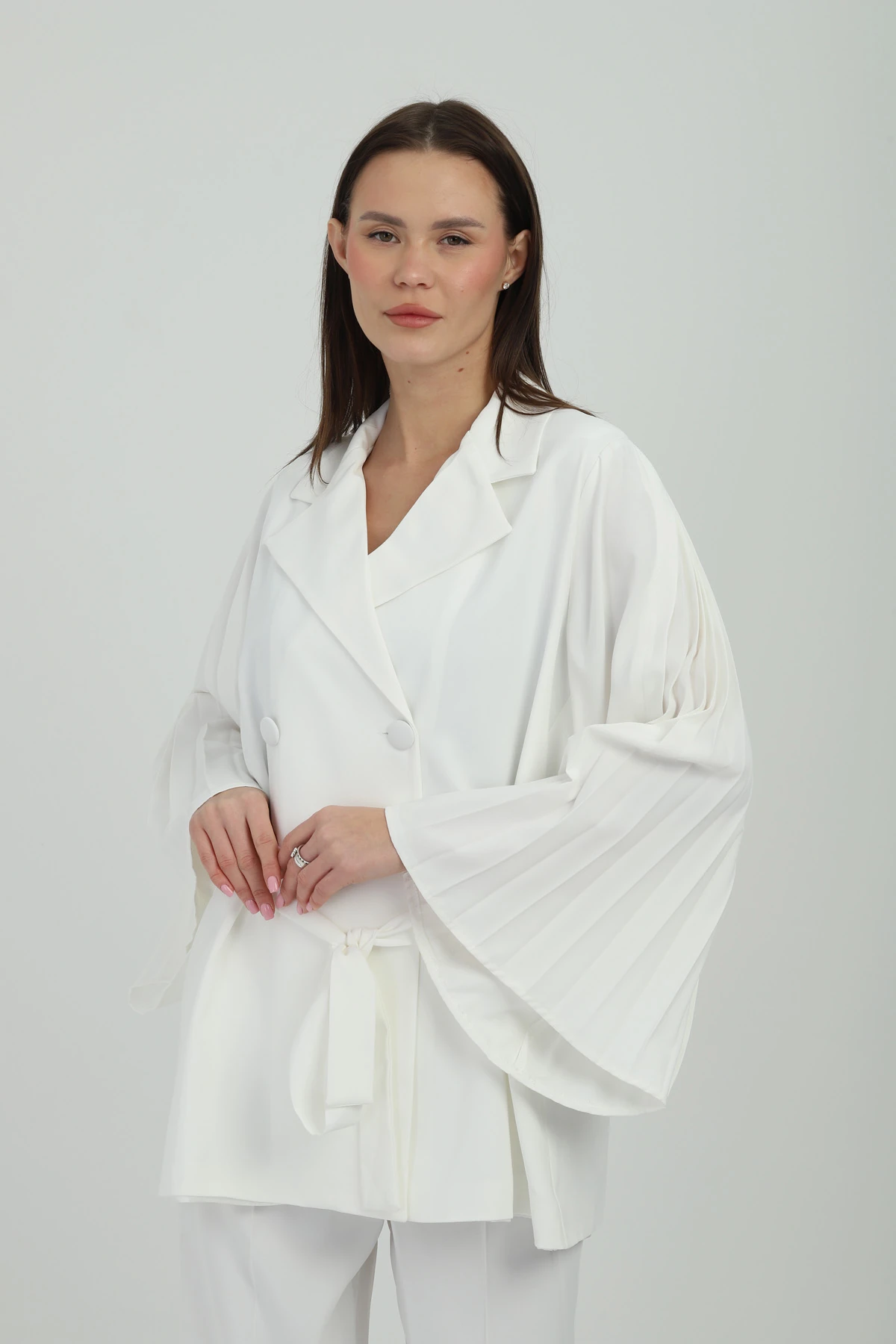 Kol Piliseli Bağlamalı Beyaz Kruvaze Ceket