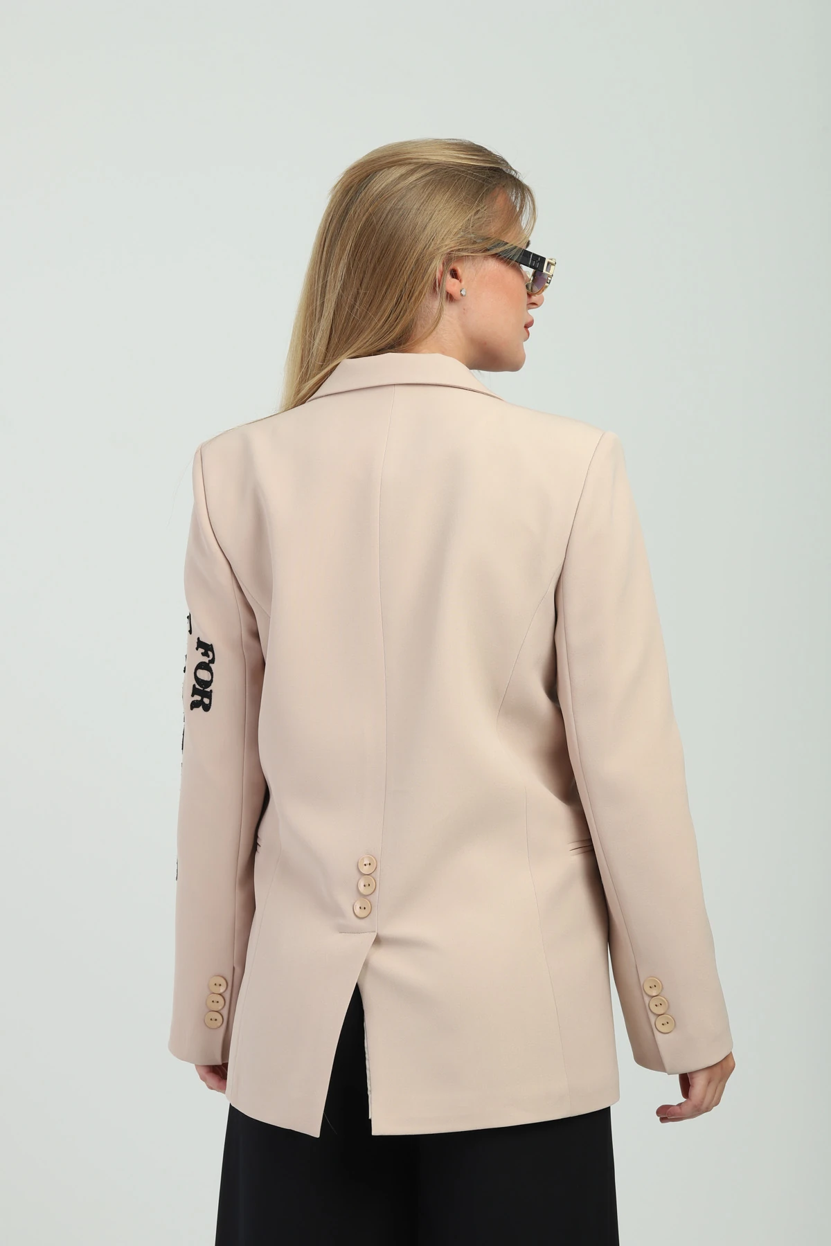 Çift Düğmeli Kruvaze Nakışlı Bej Kadın Ceket