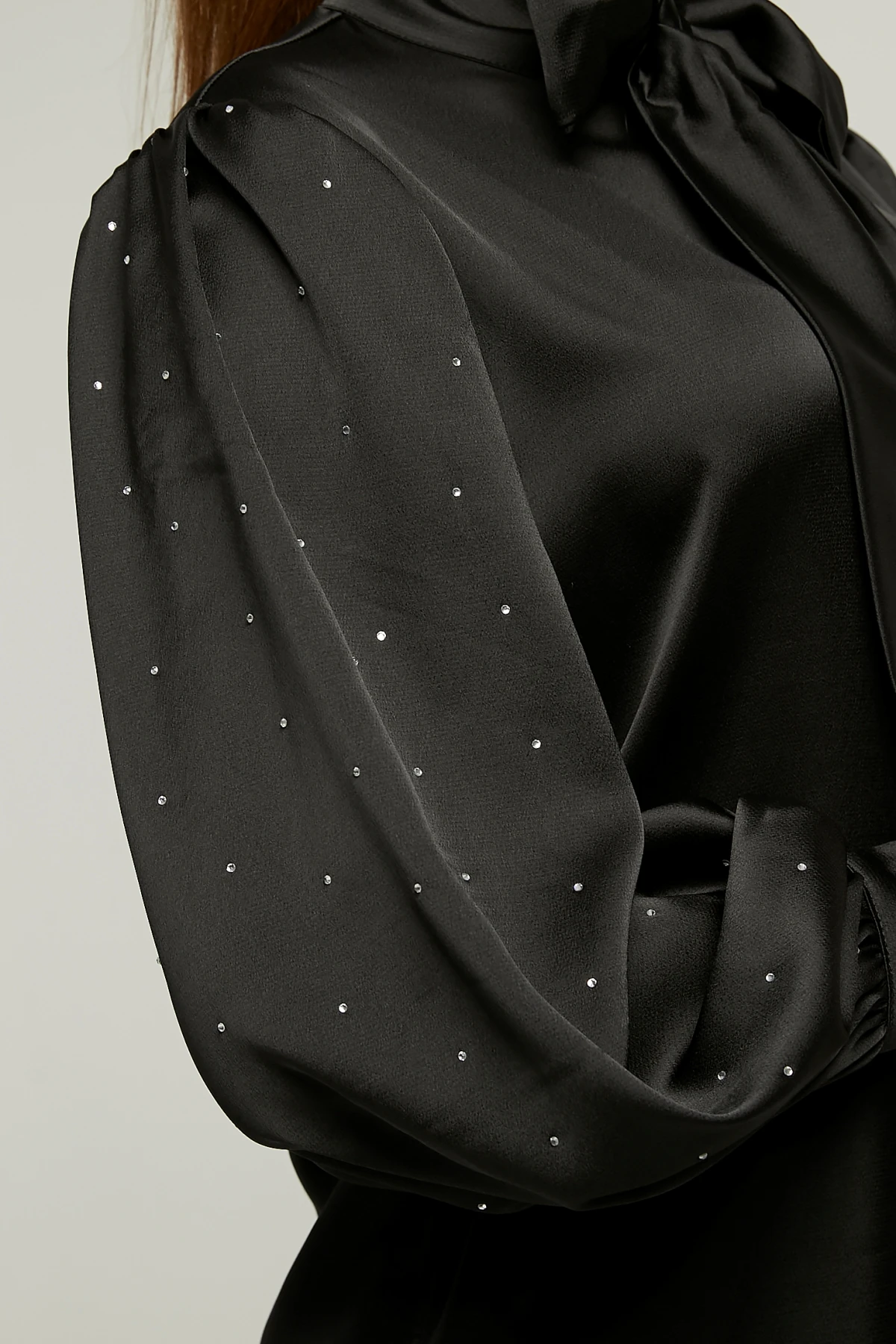 Kadın Fiyonklu Balon Kol Taşlı Saten Gömlek