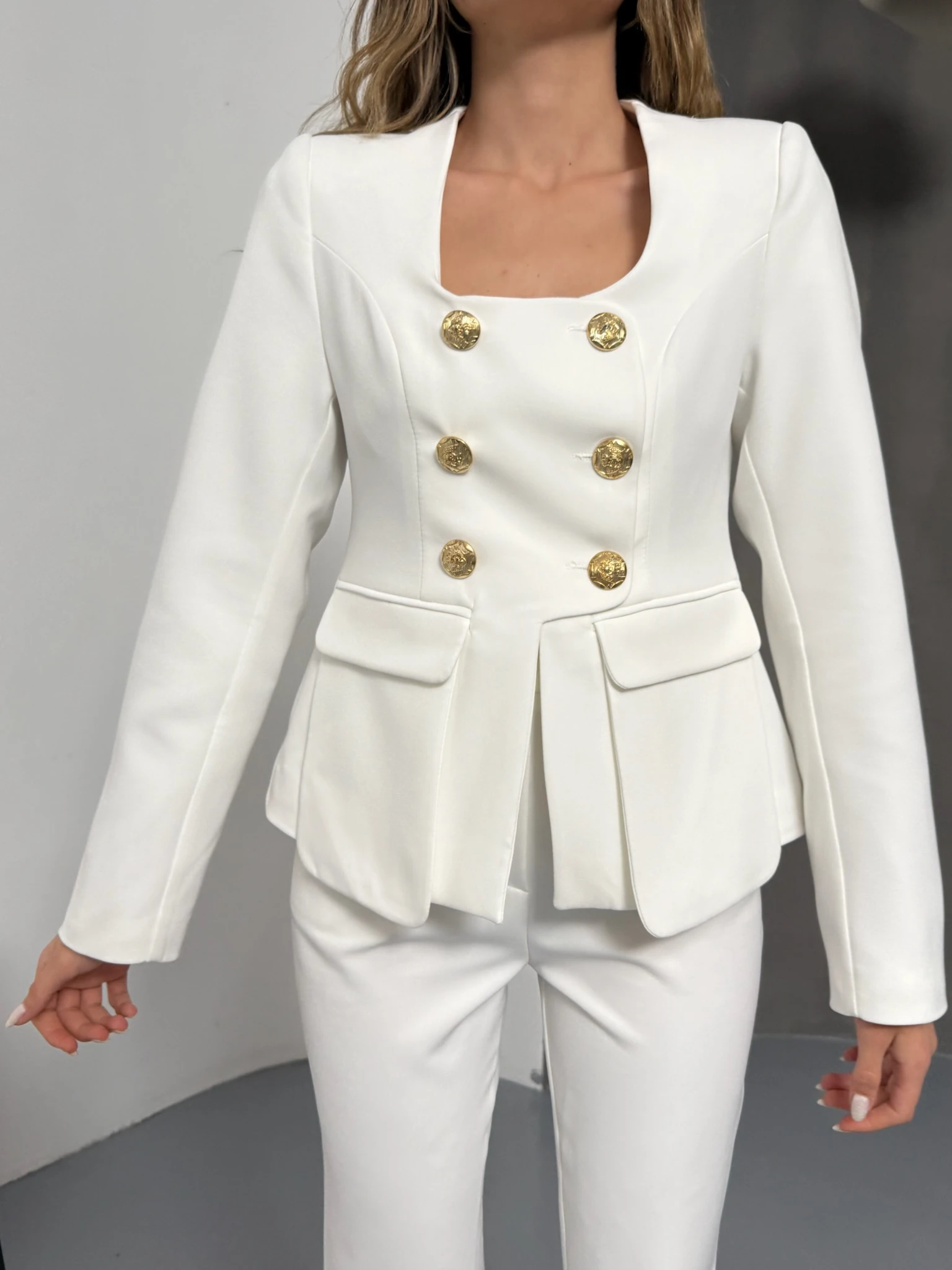 Gold Düğme Kare Yaka Beyaz Ceket