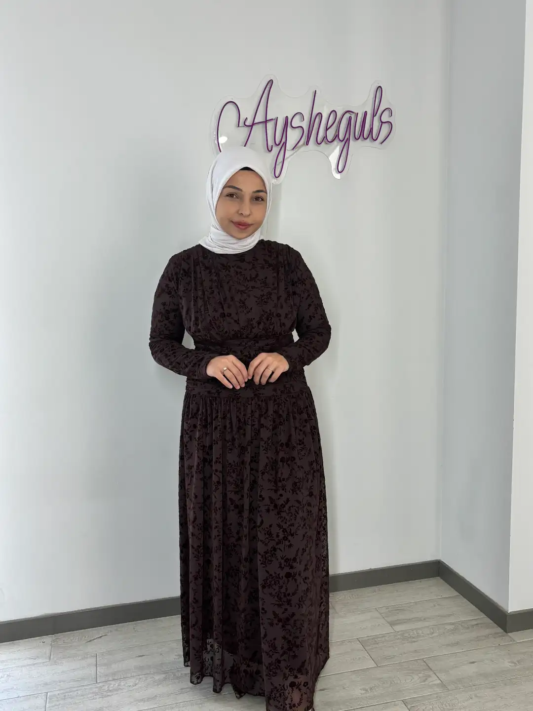 Kadife Siyah Çiçek Kabartmalı Şık Elbisesi - Kahverengi