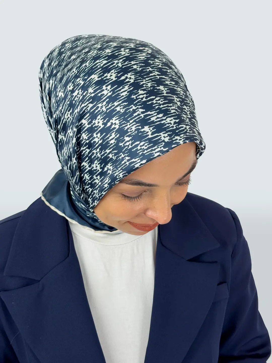 Desenli İpek Eşarp – Zarif ve Şık Tasarım