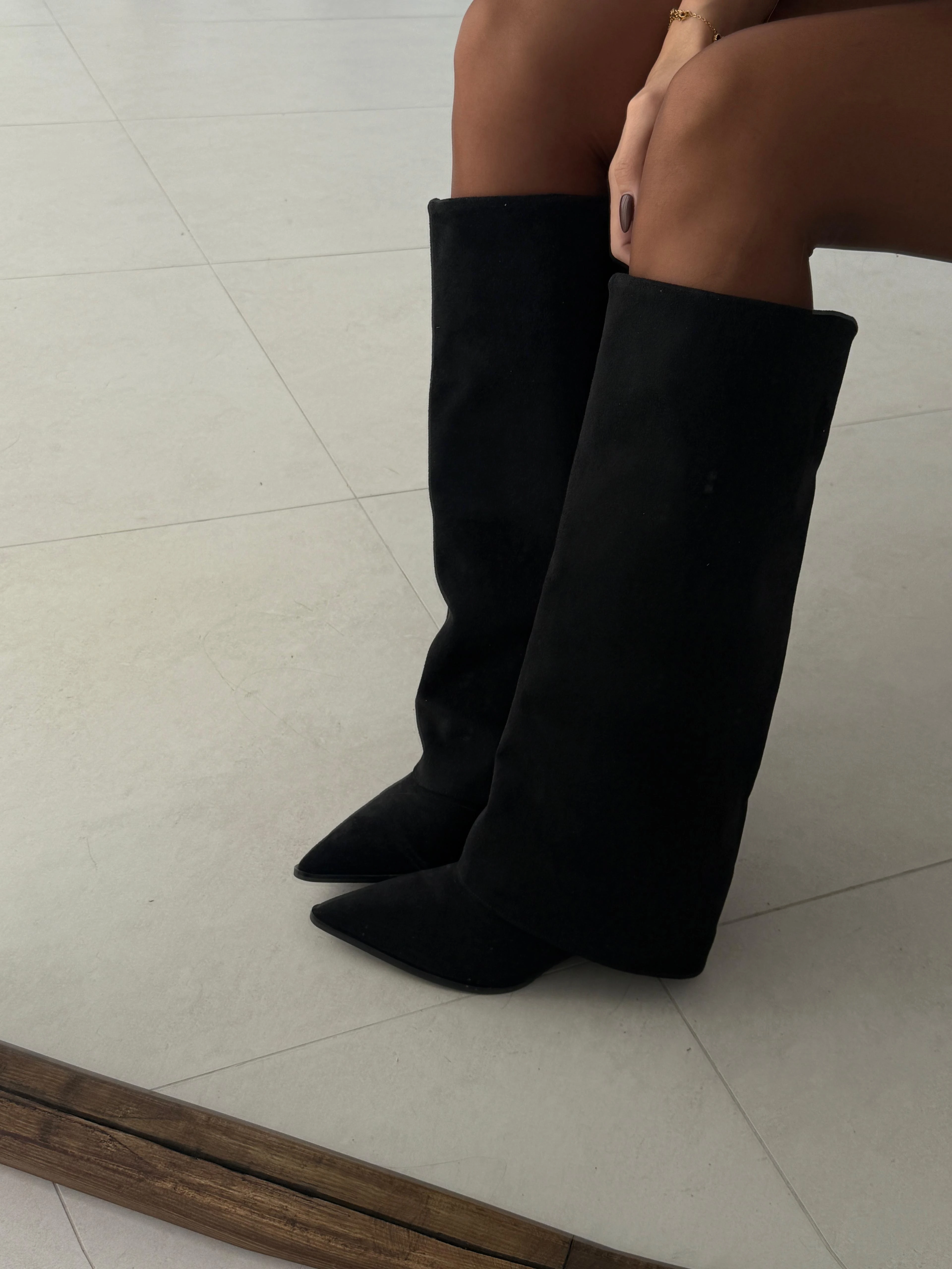 Lavira Siyah Renk Süet Çizme