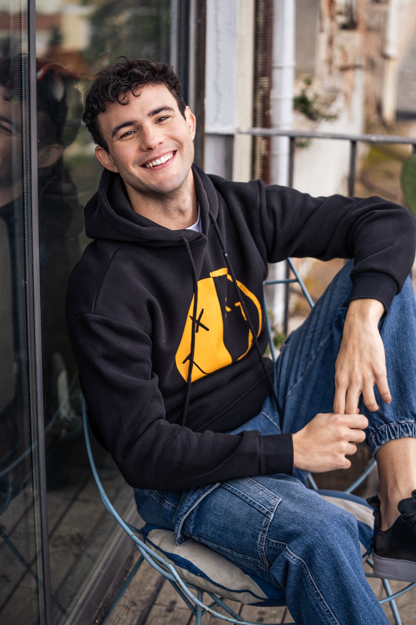 Smiley Baskılı ve Düşük Omuzlu Kapüşonlu Hoodie