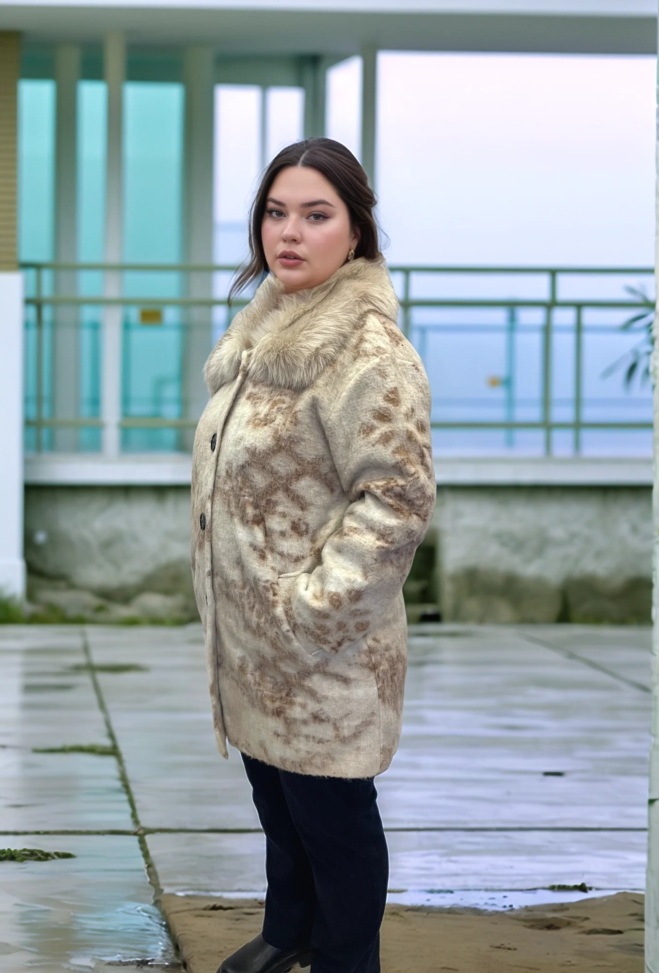 Kürk Yakalı Astarlı  Krem Renk Kaban