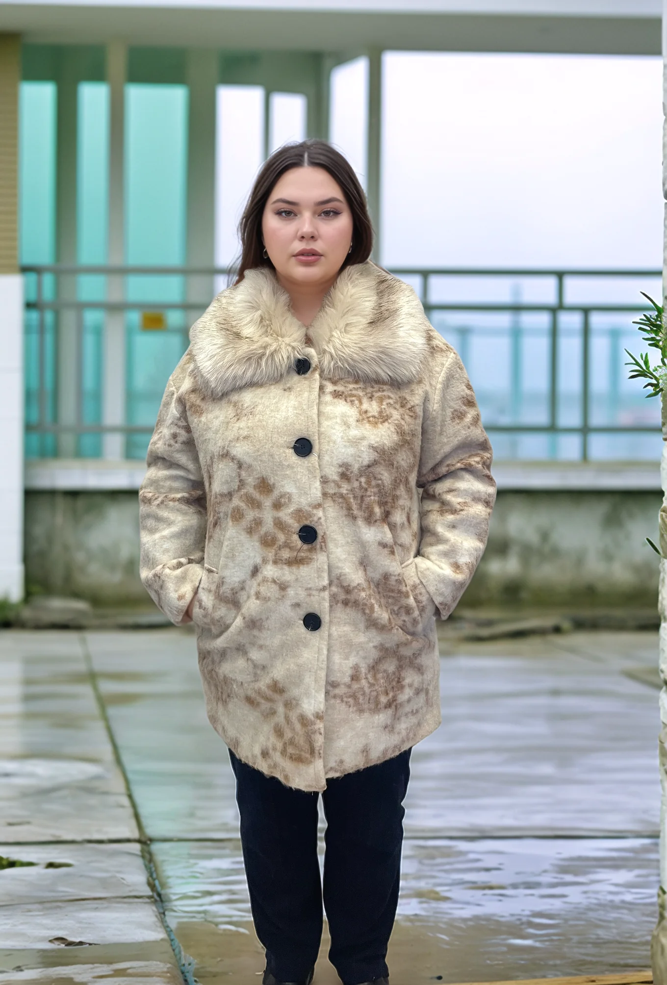 Kürk Yakalı Astarlı  Krem Renk Kaban - BEJ