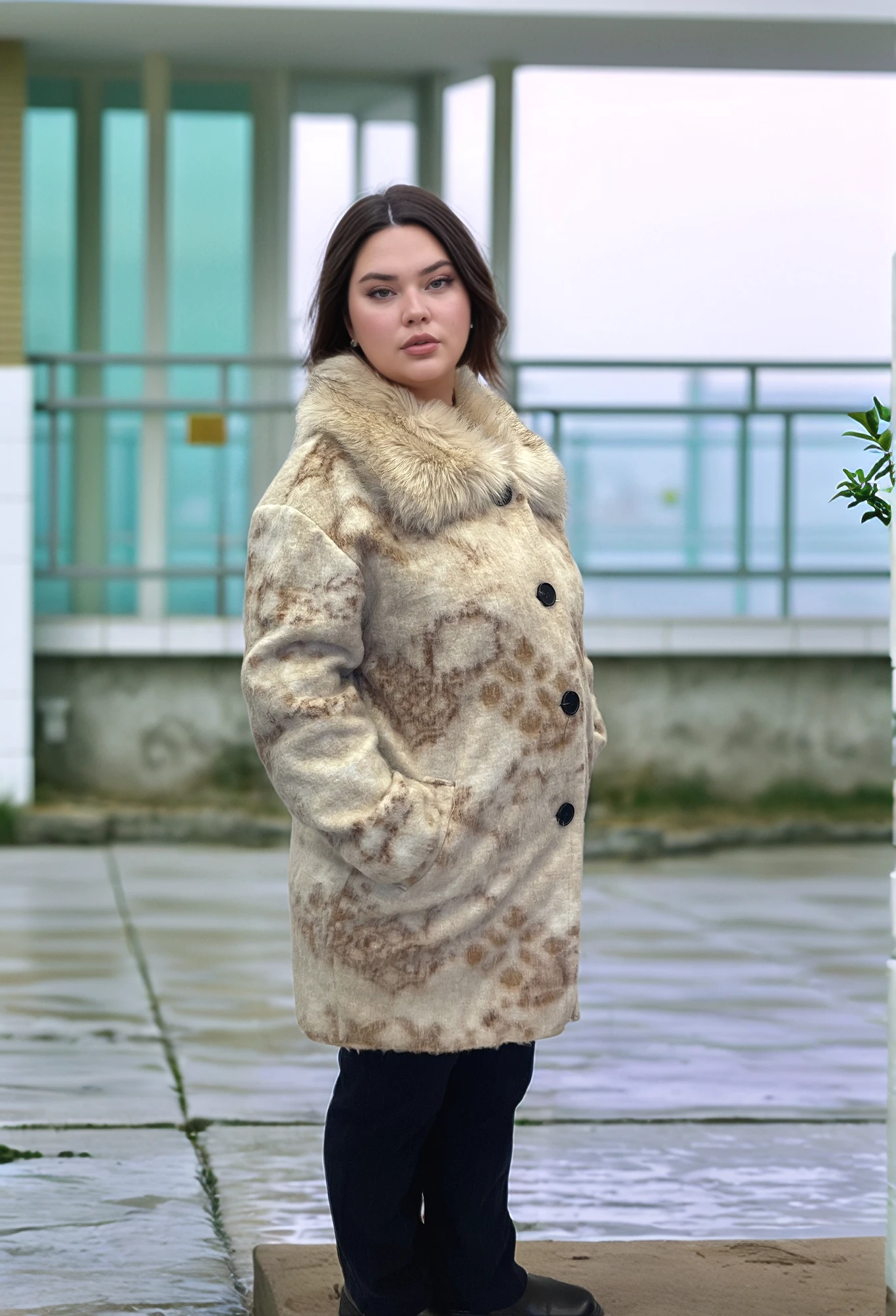 Kürk Yakalı Astarlı  Krem Renk Kaban