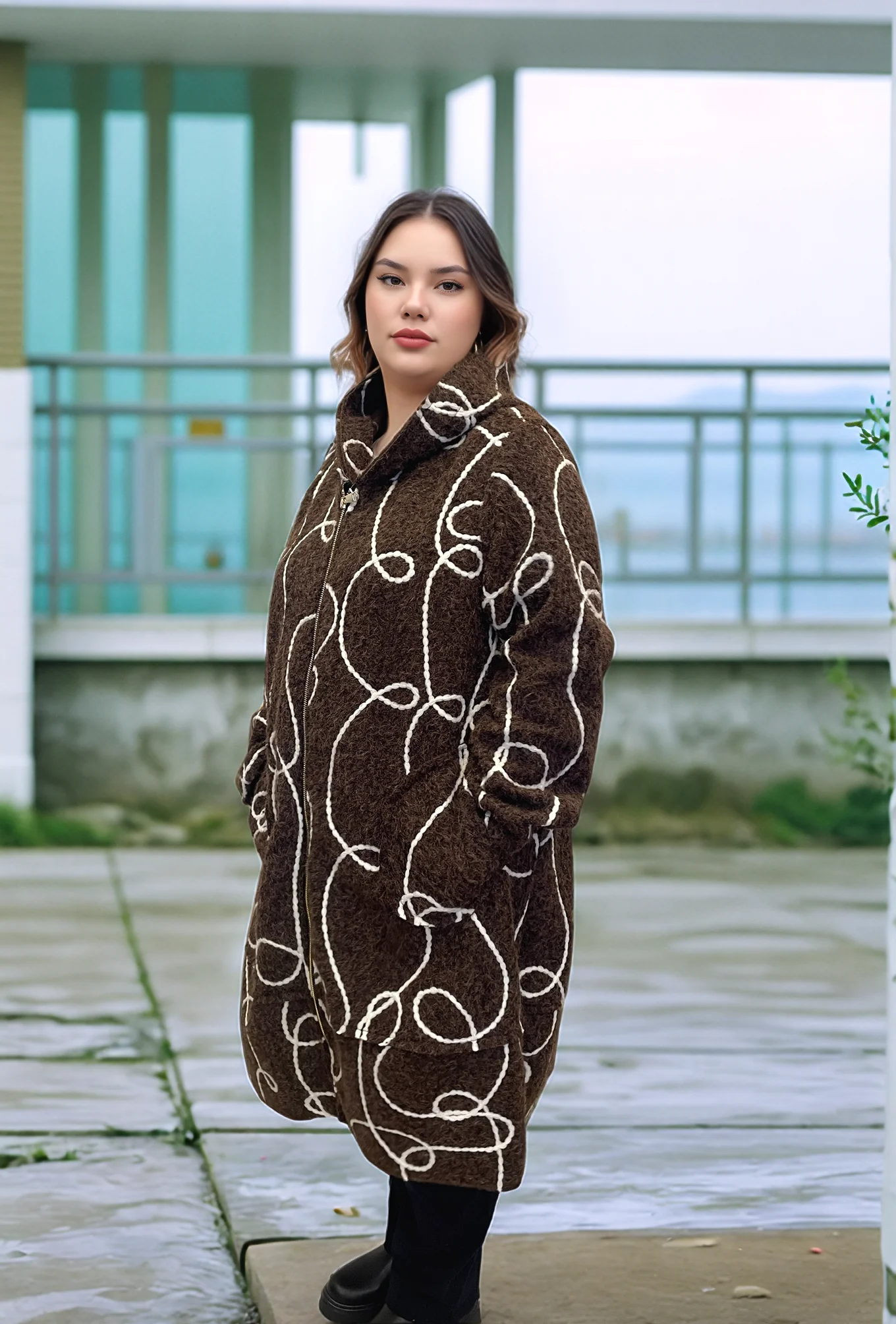 YÜN KEÇE KENDİNDEN DESENLİ KAPÜŞONLU CEKET