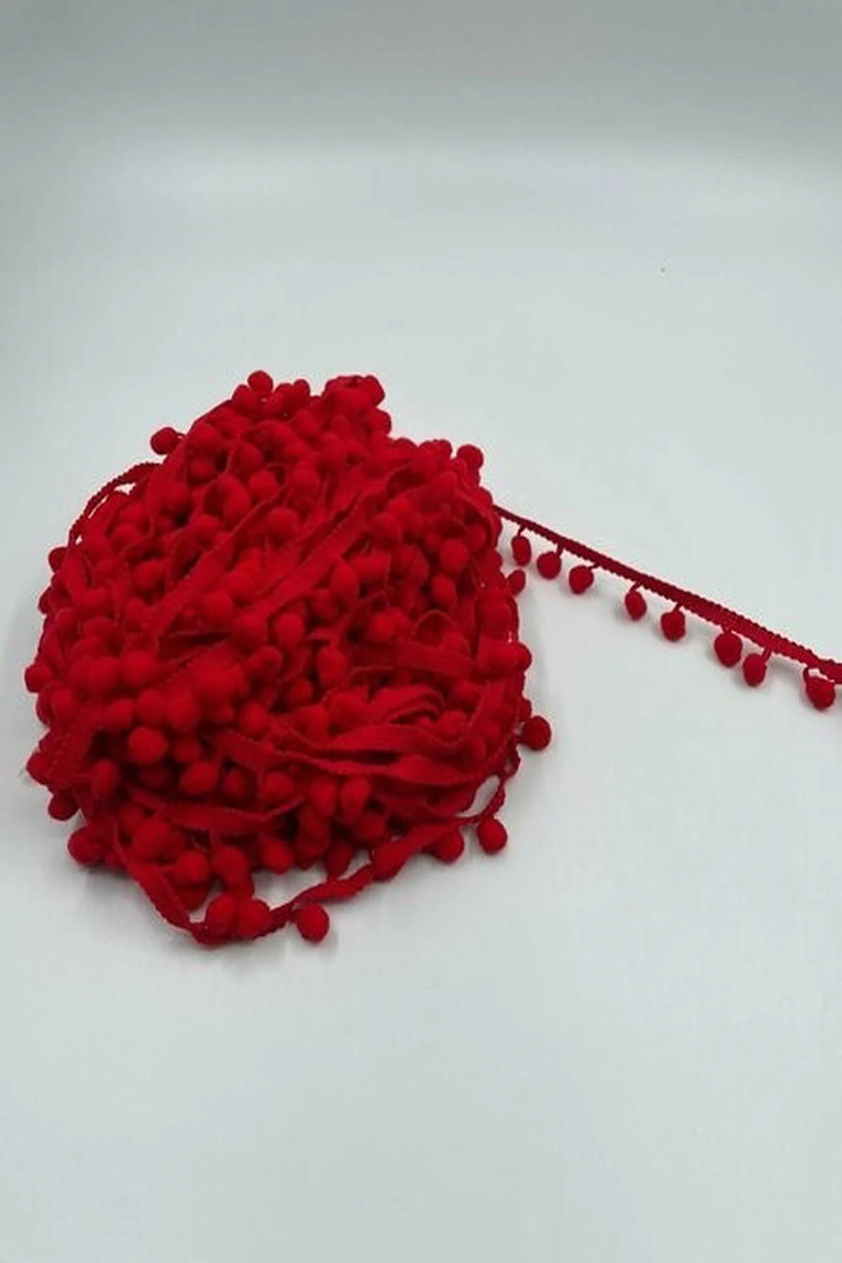 Renkli Ponpon Şerit – 5 Metre, Süsleme ve El Yapımı Projeler İçin Yumuşak Dokulu Şerit