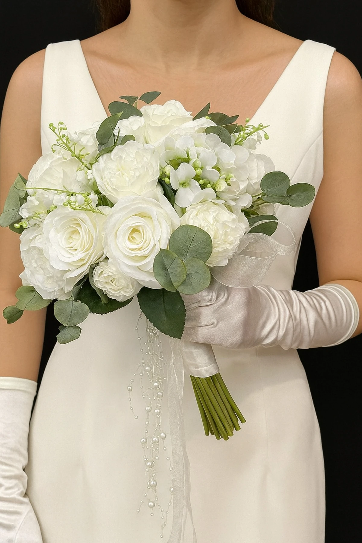 Beyaz Güllü ve Okaliptüslü Gelin Buketi – Yapay Gül, Şakayık, İnci ve Kurdele Detaylı