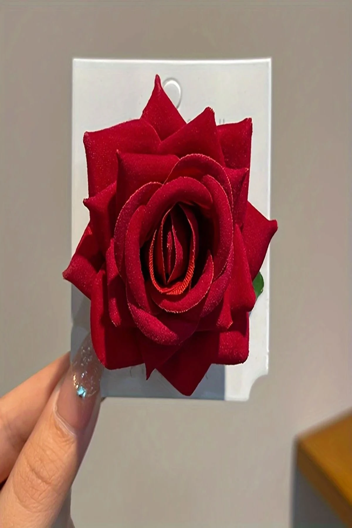 Kırmızı Kadife Gül Toka – Zarif Saç Aksesuarı ve Şık Tasarım