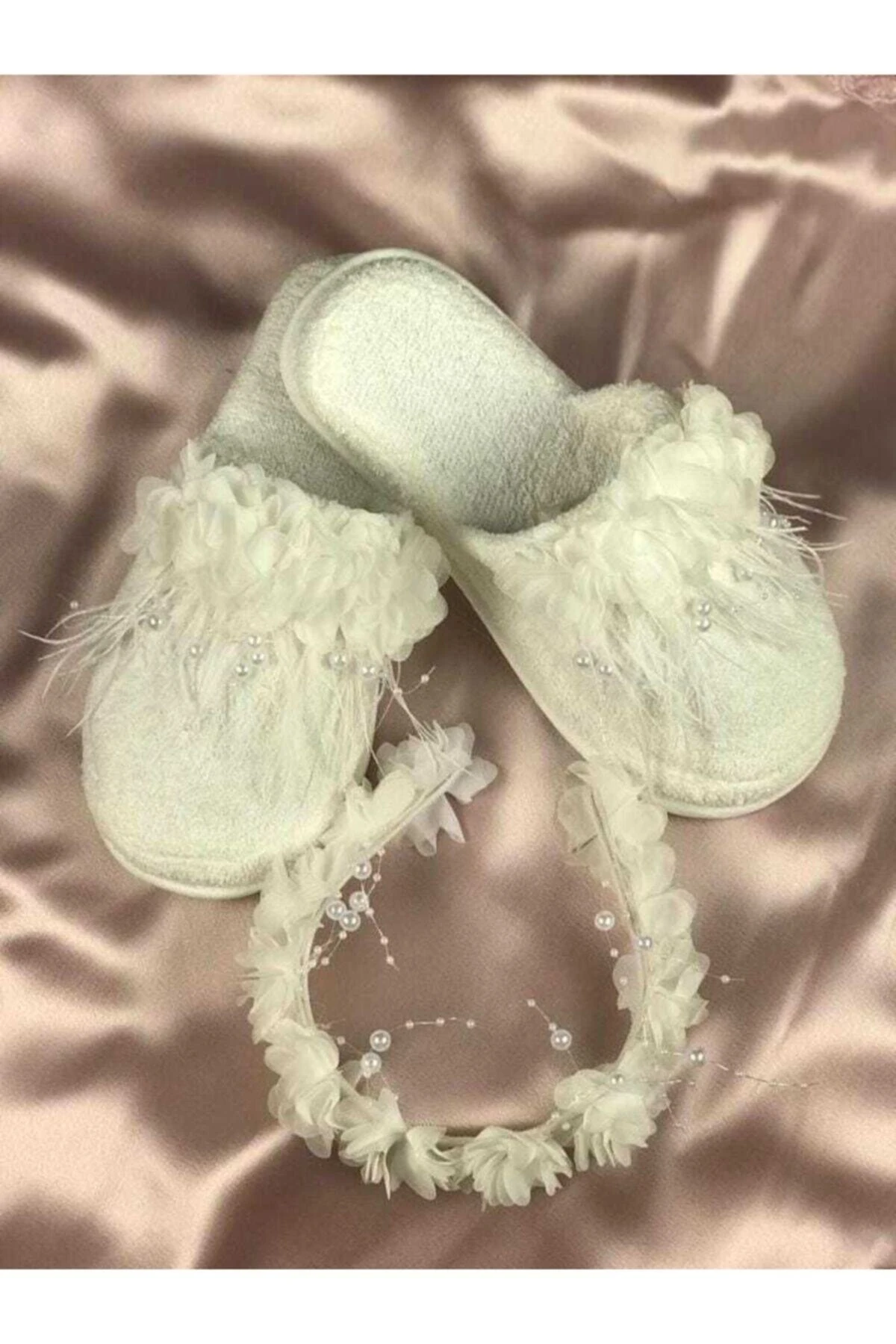 Beyaz İncili ve Çiçek Süslemeli Lohusa Terlik ve Taç Takımı – Anne & Bebek Lohusa Seti