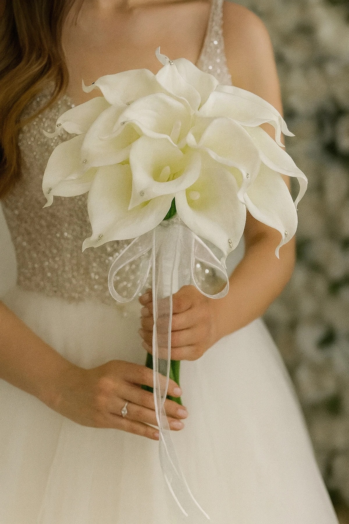 Beyaz Gala Lilyum Gelin Buketi – Zarif ve Modern Düğün Çiçeği