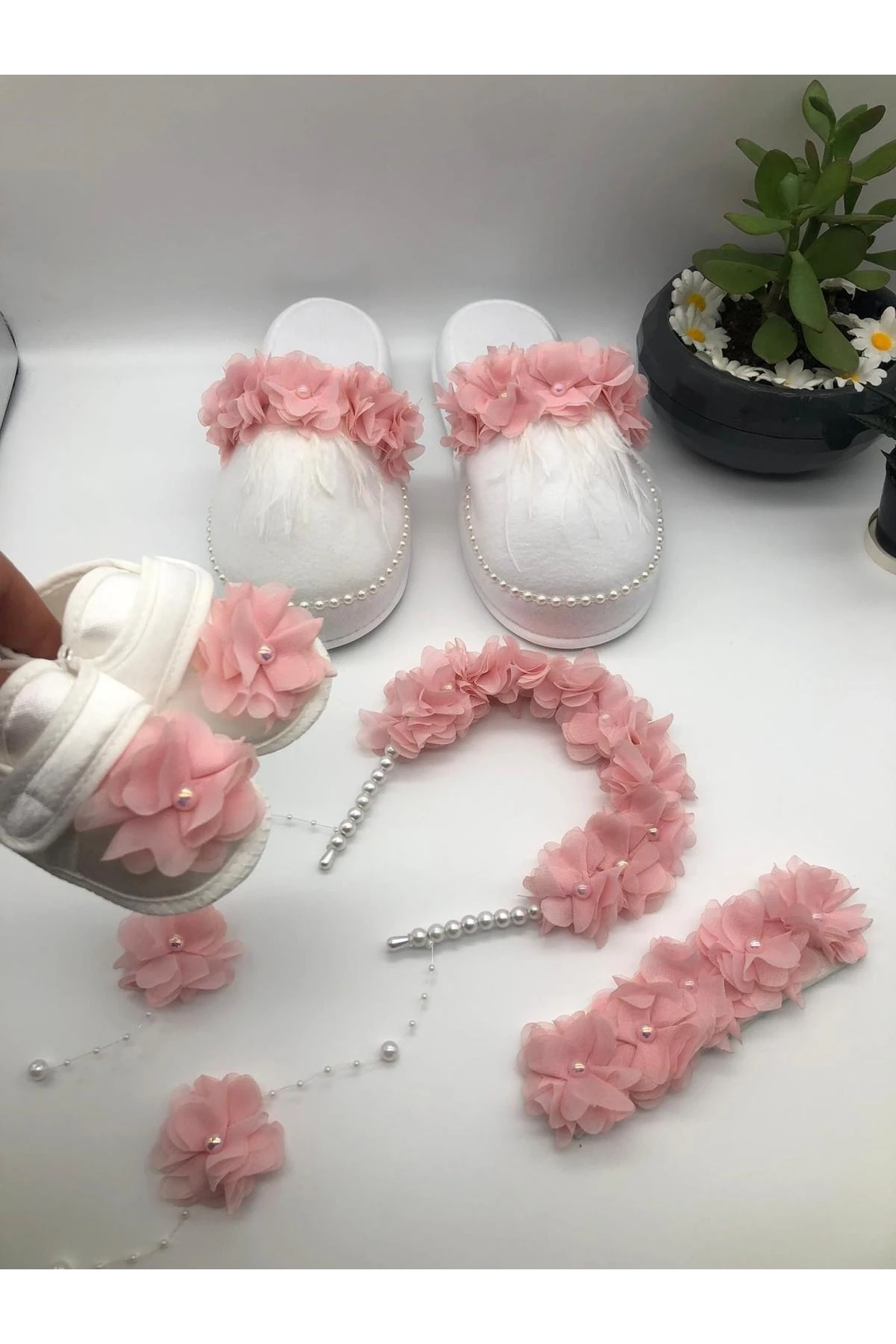 Logusa Seti Pudra Pembesi Çiçekli Loğusa Seti Taç Terlik Bandana Patik Seti