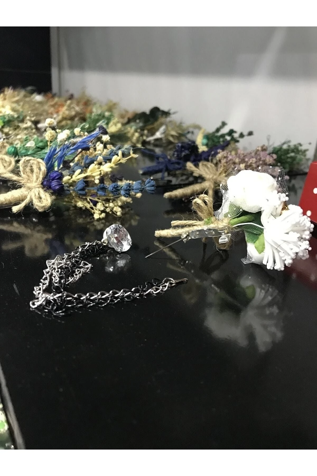 Beyaz Lateks Fiyonk Yaka Çiçeği – Damat ve Sağdıç Çiçeği | Zincirsiz Yaka İğnesi