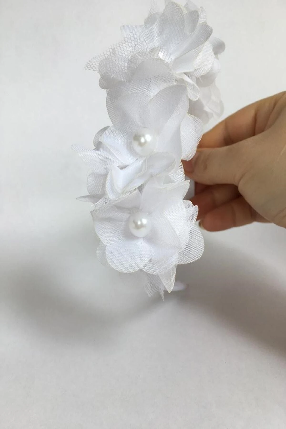 7 Çiçekli Beyaz Saten Kaplama Kız Çocuk Frida Tacı – Parti ve Özel Gün Saç Aksesuarı