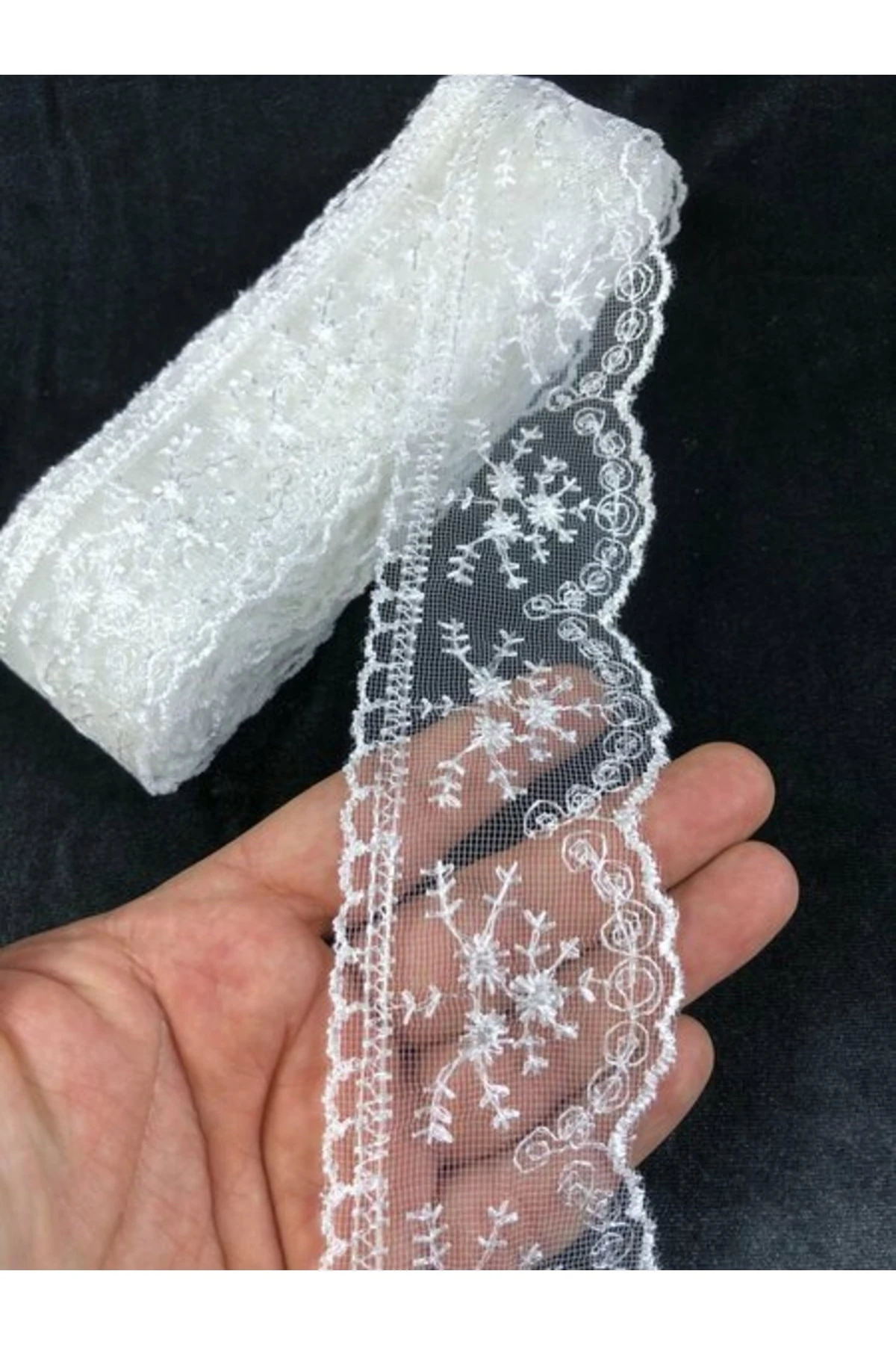 Beyaz Güpür Çiçek Desenli Dantel – 1 Metre | Dekoratif ve El İşi Malzemesi