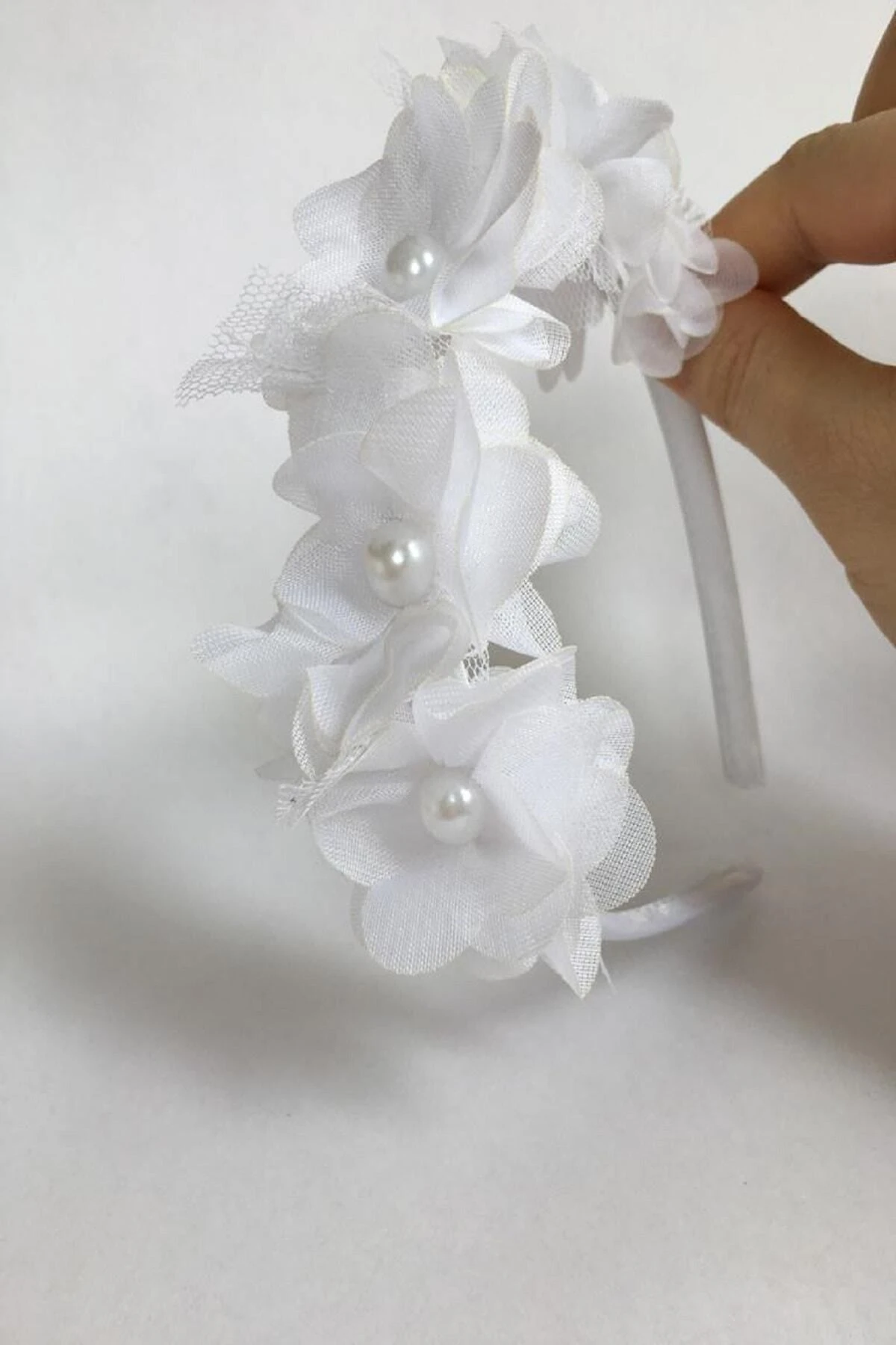 7 Çiçekli Beyaz Saten Kaplama Kız Çocuk Frida Tacı – Parti ve Özel Gün Saç Aksesuarı