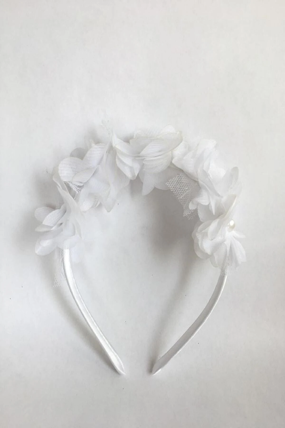 7 Çiçekli Beyaz Saten Kaplama Kız Çocuk Frida Tacı – Parti ve Özel Gün Saç Aksesuarı