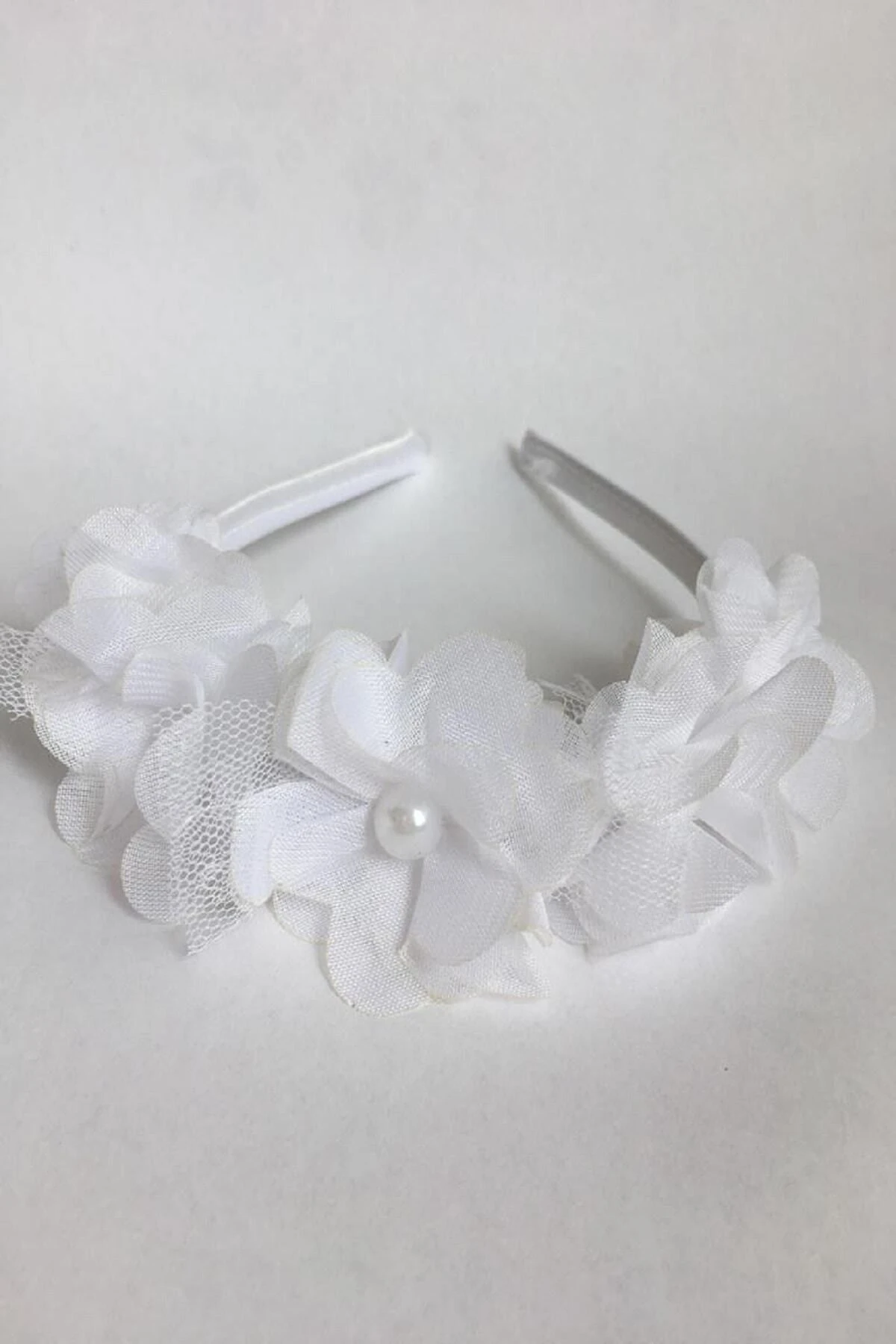 7 Çiçekli Beyaz Saten Kaplama Kız Çocuk Frida Tacı – Parti ve Özel Gün Saç Aksesuarı