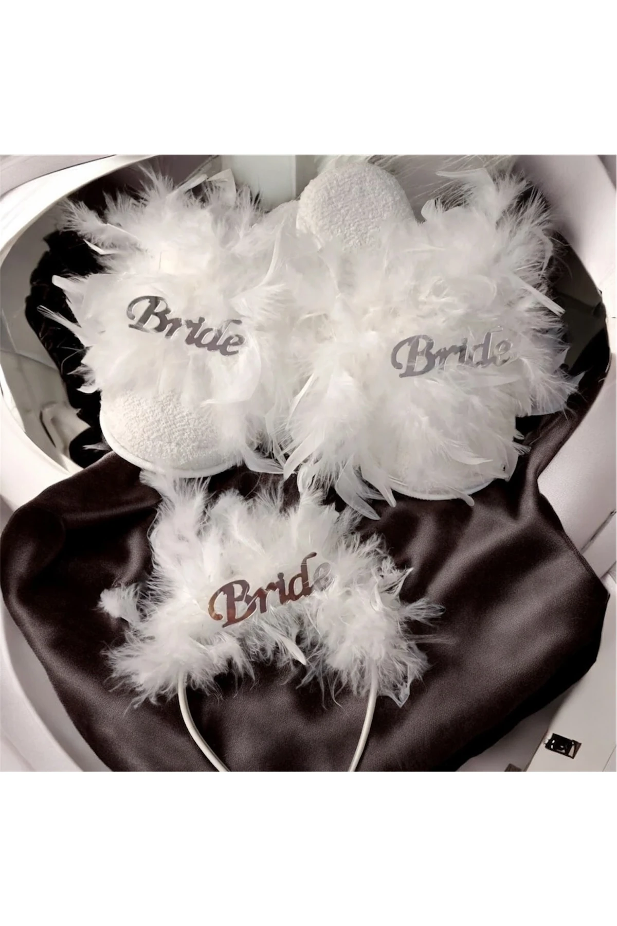 Bride Beyaz Tüylü Gelin ve Lohusa Terliği ile Tacı – Şık Tüylü Aksesuar Seti