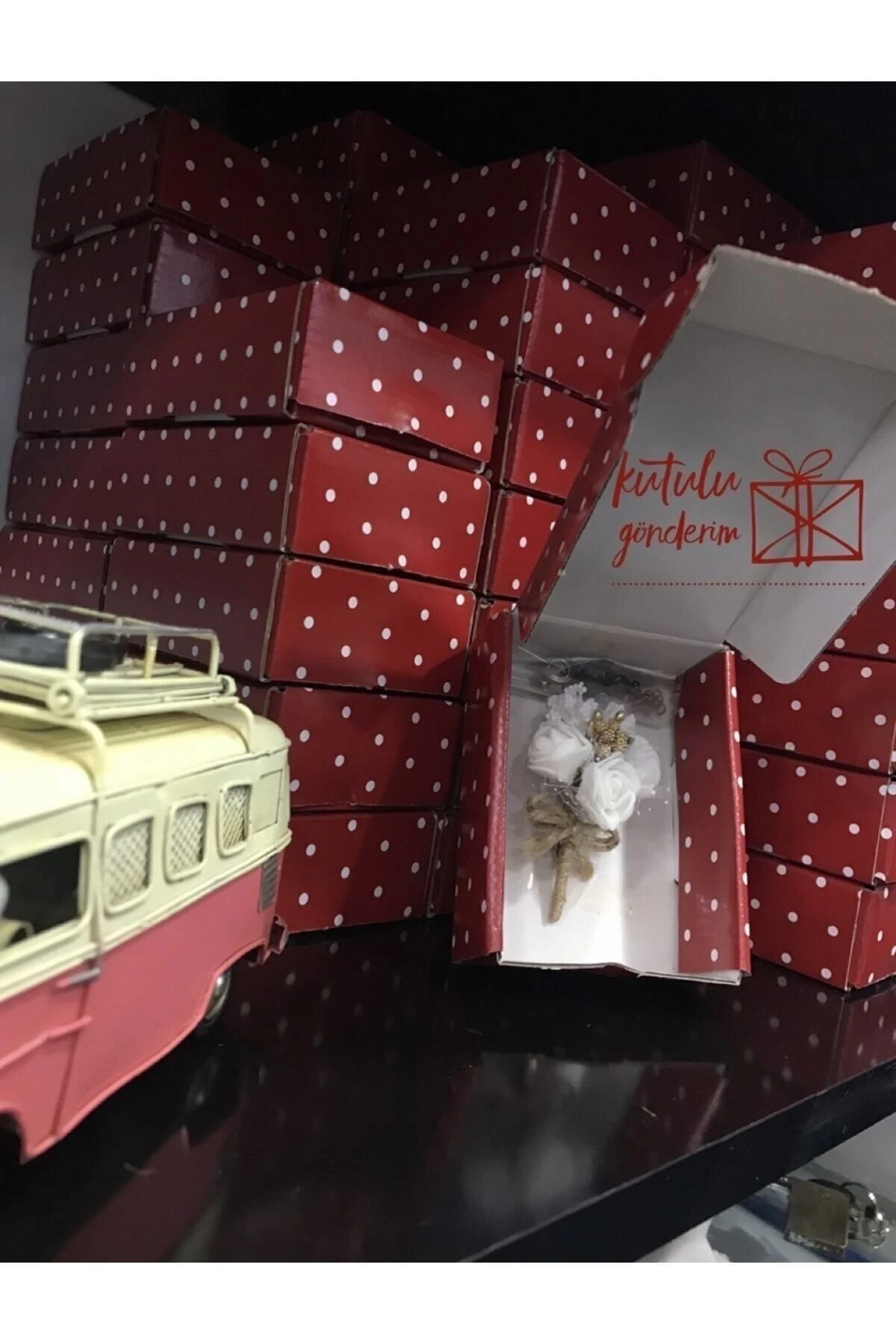 Beyaz Lateks Fiyonk Yaka Çiçeği – Damat ve Sağdıç Çiçeği | Zincirsiz Yaka İğnesi