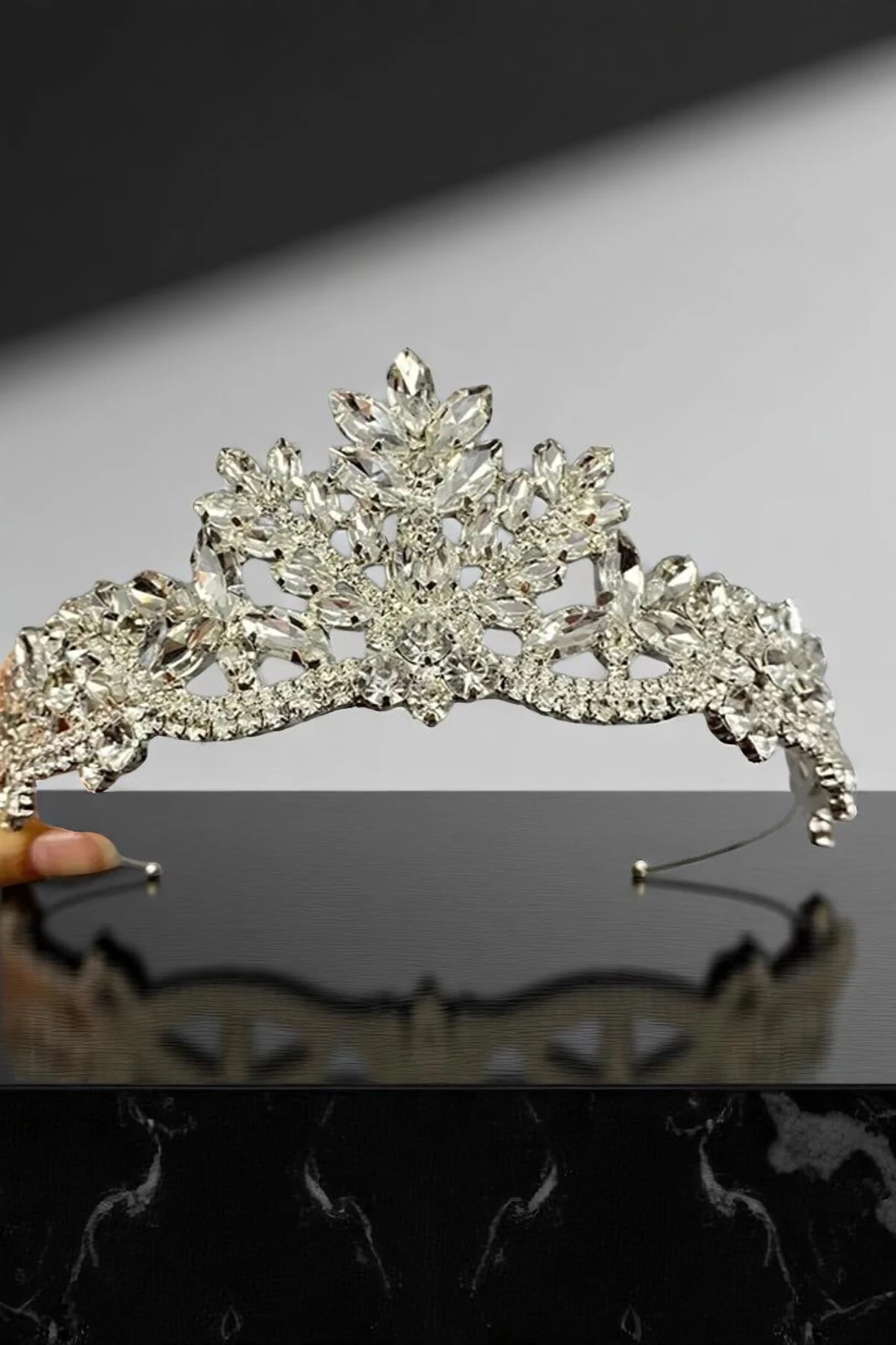 Plevne Model Beyaz Kristalli Gelin Tacı – Şık ve Zarif Özel Tasarım Saç Aksesuarı
