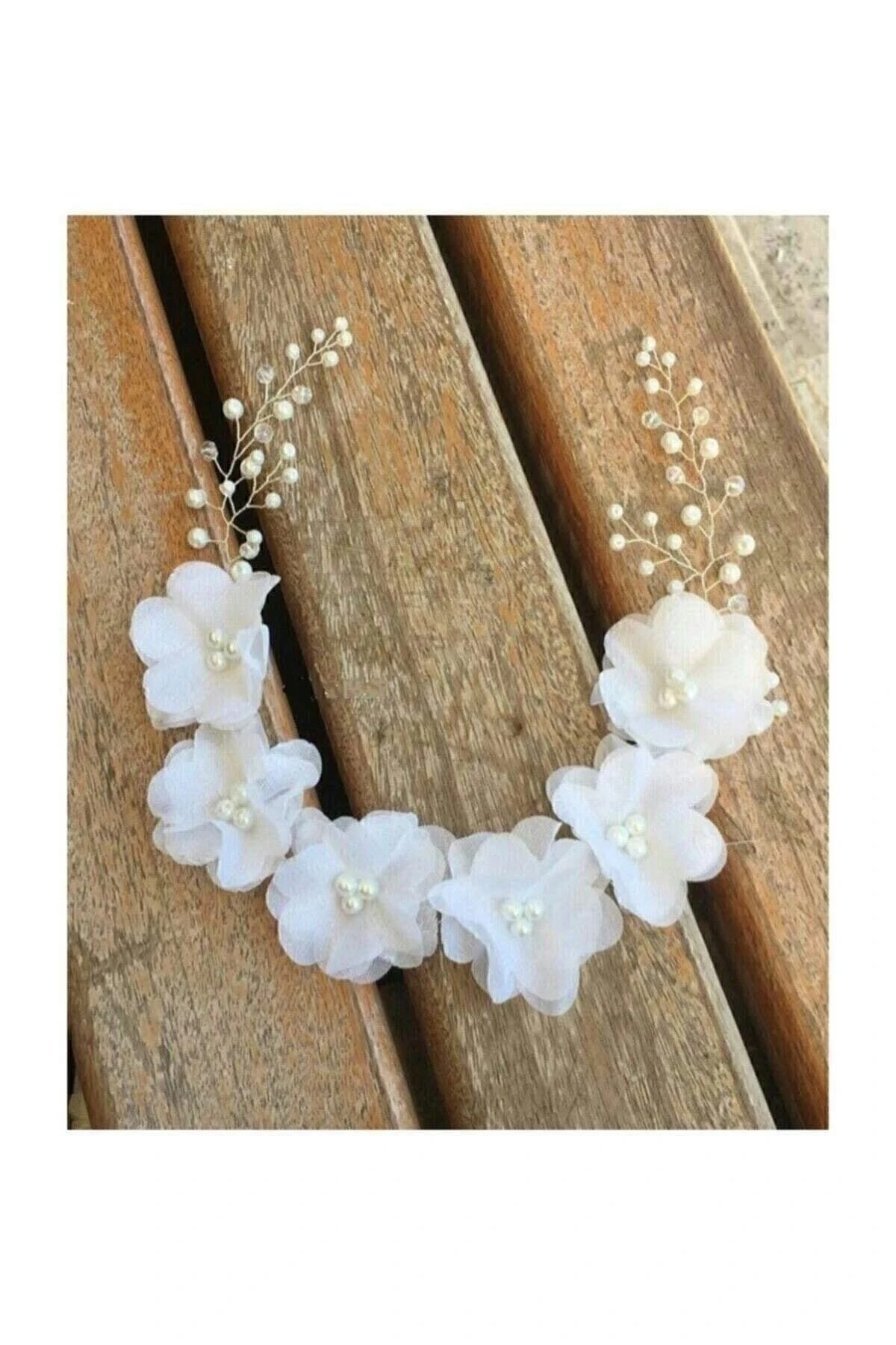 Beyaz Şifon Çiçekli 4 Yapraklı İnci Detaylı Gelin Tacı – Zarif Gelin Aksesuarı