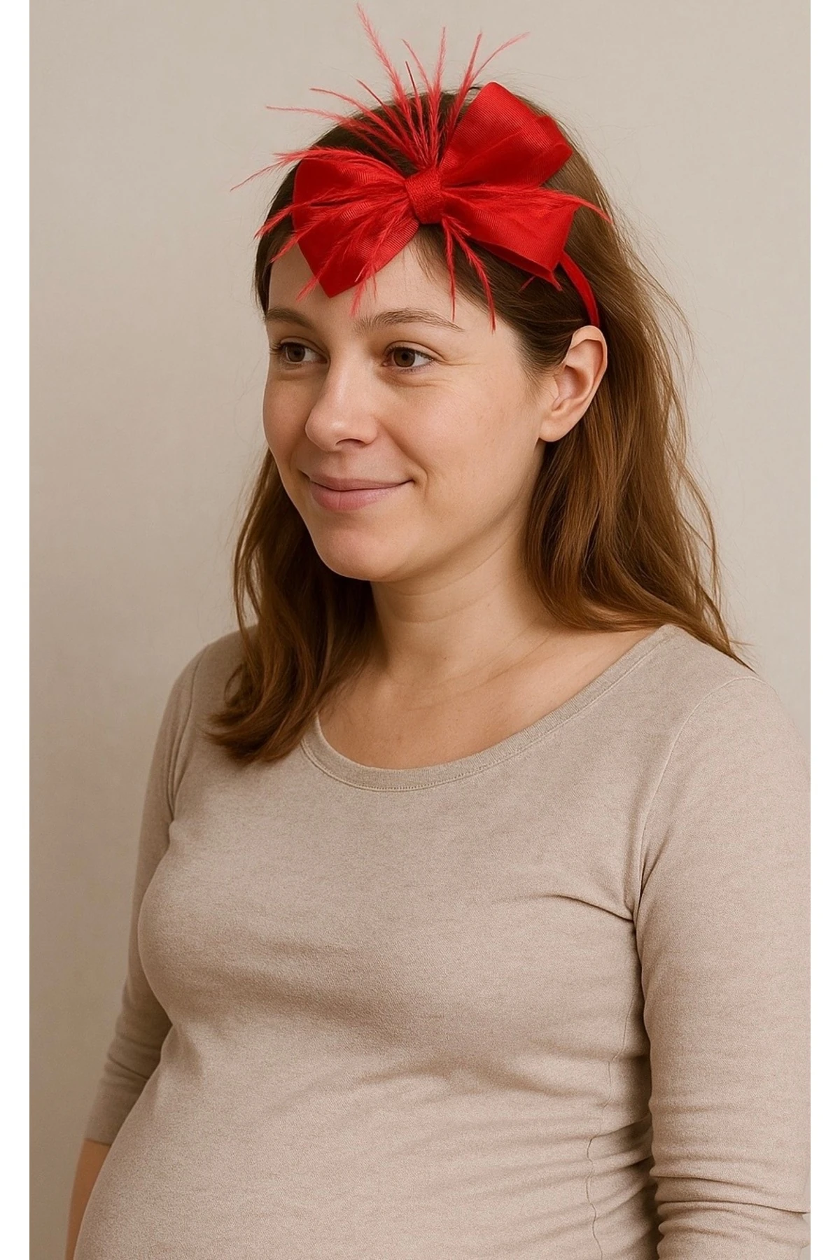 Kırmızı Tüylü Fiyonklu Lohusa Tacı – Şık ve Zarif Anne Taç Modeli