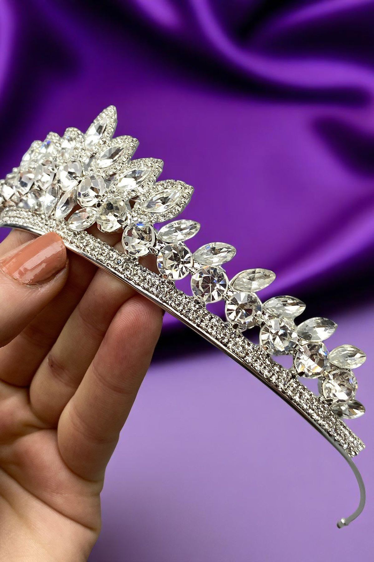 Özel Kristal Zirkon Taşlı Evros Model Gelin Tacı – Göz Alıcı Saç Aksesuarı
