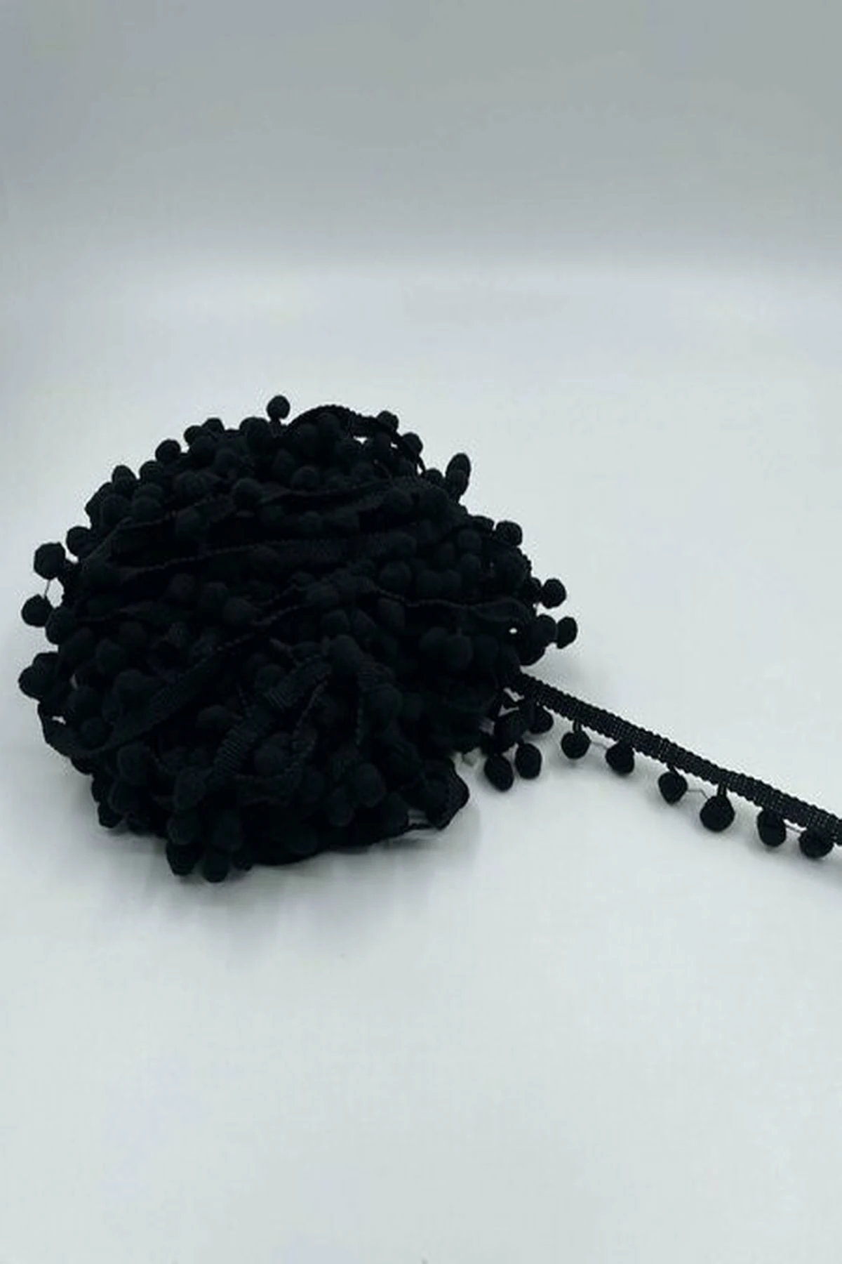 Renkli Ponpon Şerit – 5 Metre, Süsleme ve El Yapımı Projeler İçin Yumuşak Dokulu Şerit