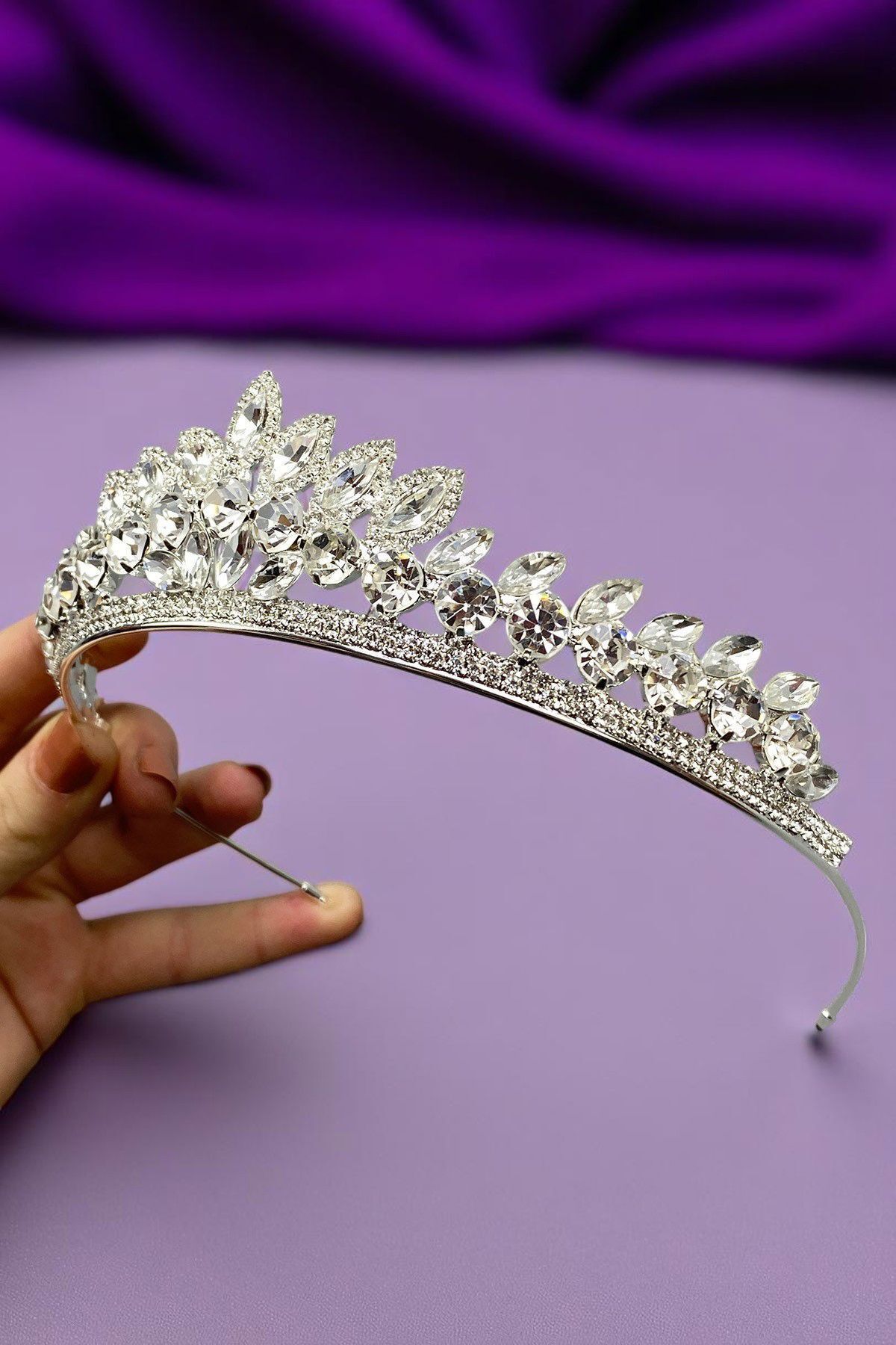 Özel Kristal Zirkon Taşlı Evros Model Gelin Tacı – Göz Alıcı Saç Aksesuarı