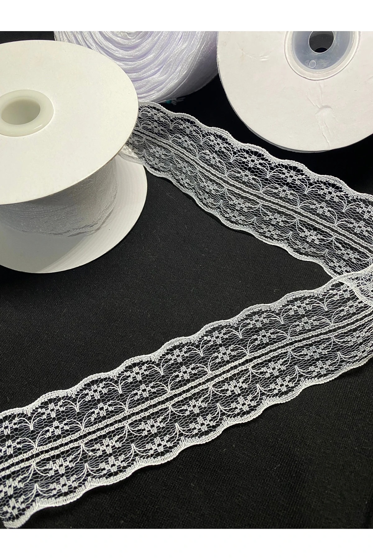 Beyaz Çift Taraflı Dantel Şerit – 5 Metre | Dekoratif, Nikah ve El İşi Malzemesi