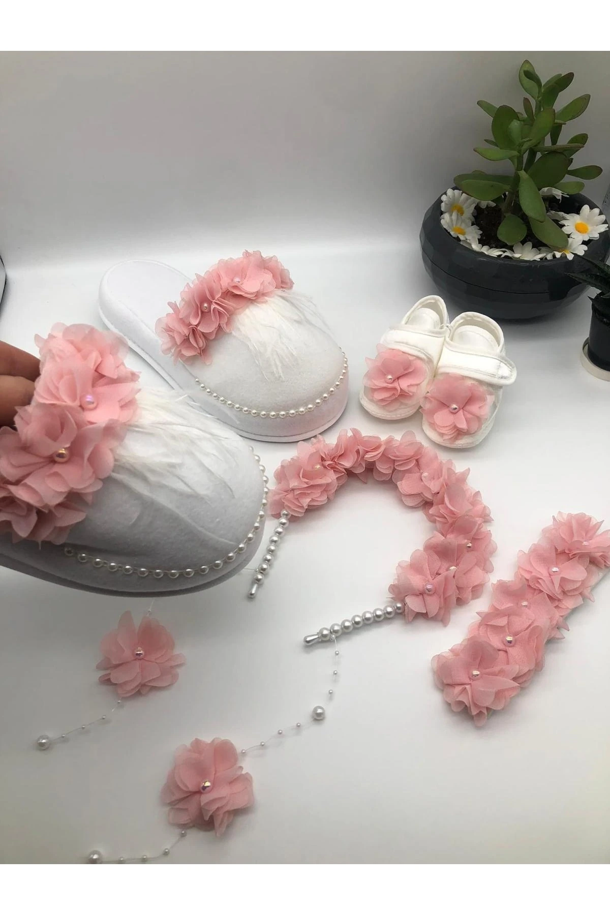 Logusa Seti Pudra Pembesi Çiçekli Loğusa Seti Taç Terlik Bandana Patik Seti