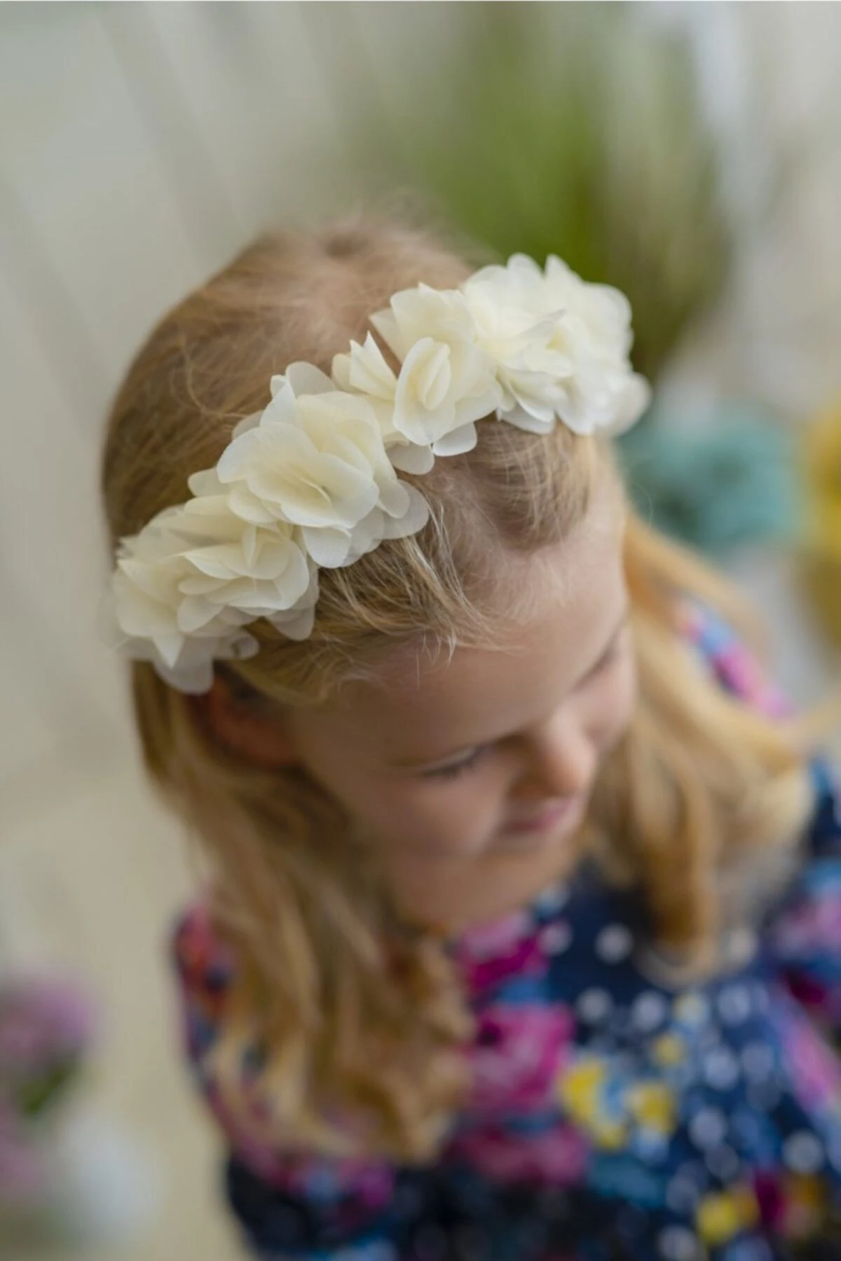 Ekru Çiçekli Kız Çocuk Taç – Frida Model Zarif Çiçekli Taç