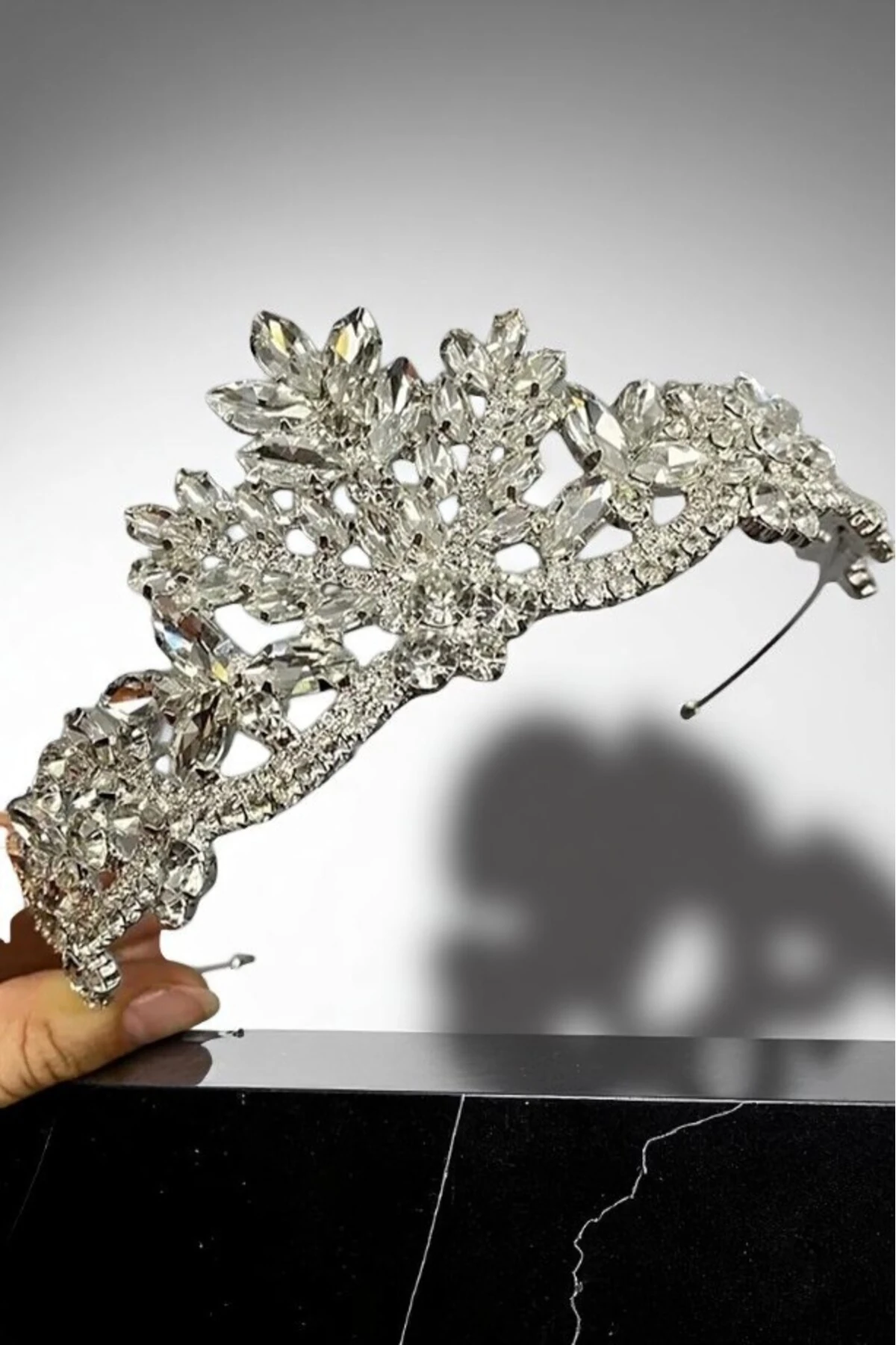 Plevne Model Beyaz Kristalli Gelin Tacı – Şık ve Zarif Özel Tasarım Saç Aksesuarı