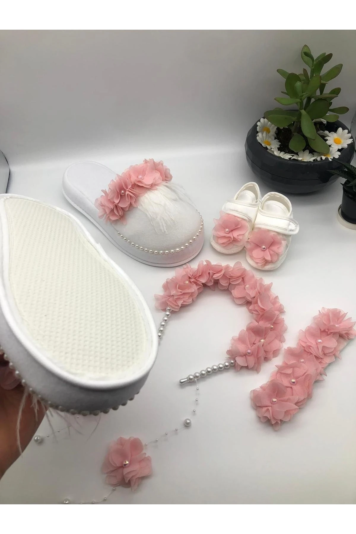 Logusa Seti Pudra Pembesi Çiçekli Loğusa Seti Taç Terlik Bandana Patik Seti