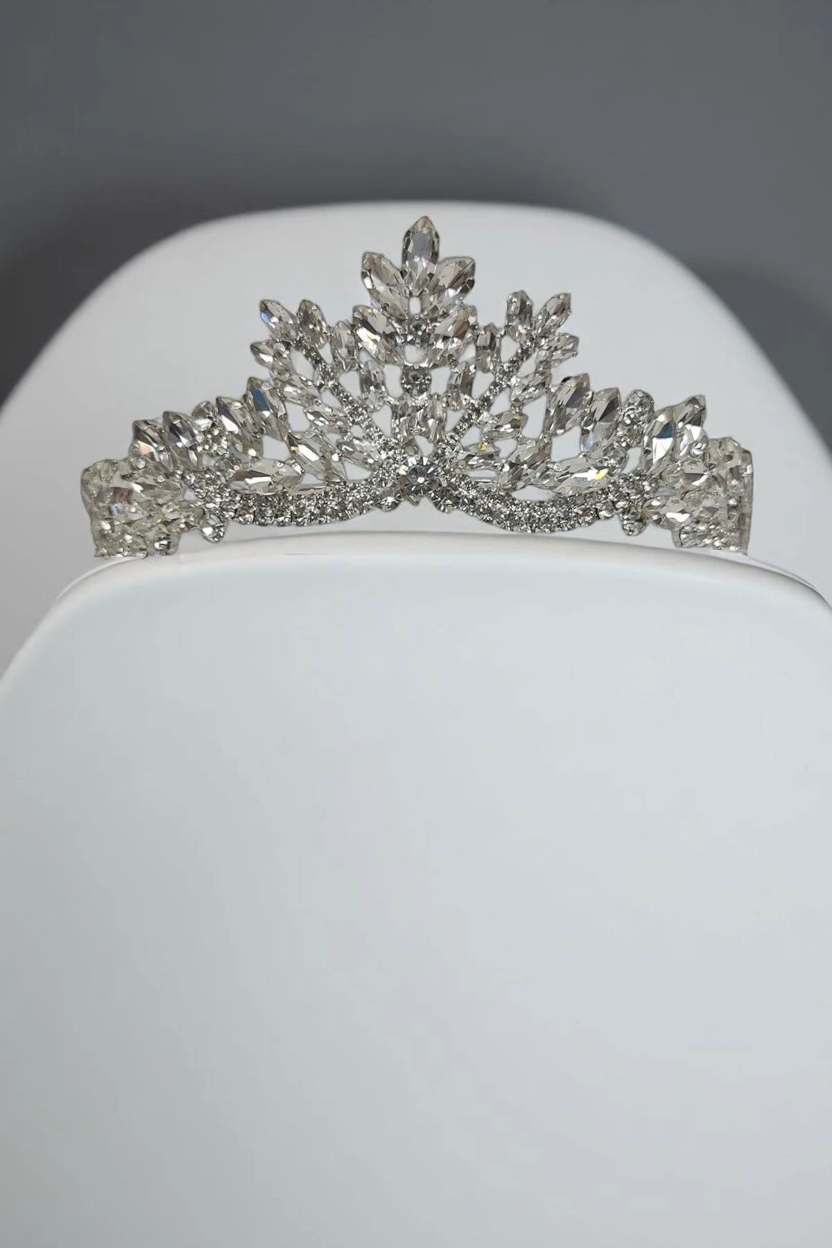 Özel Tasarım Roma Model Kristalli Gelin Tacı – Zarif ve Işıltılı Düğün Aksesuarı